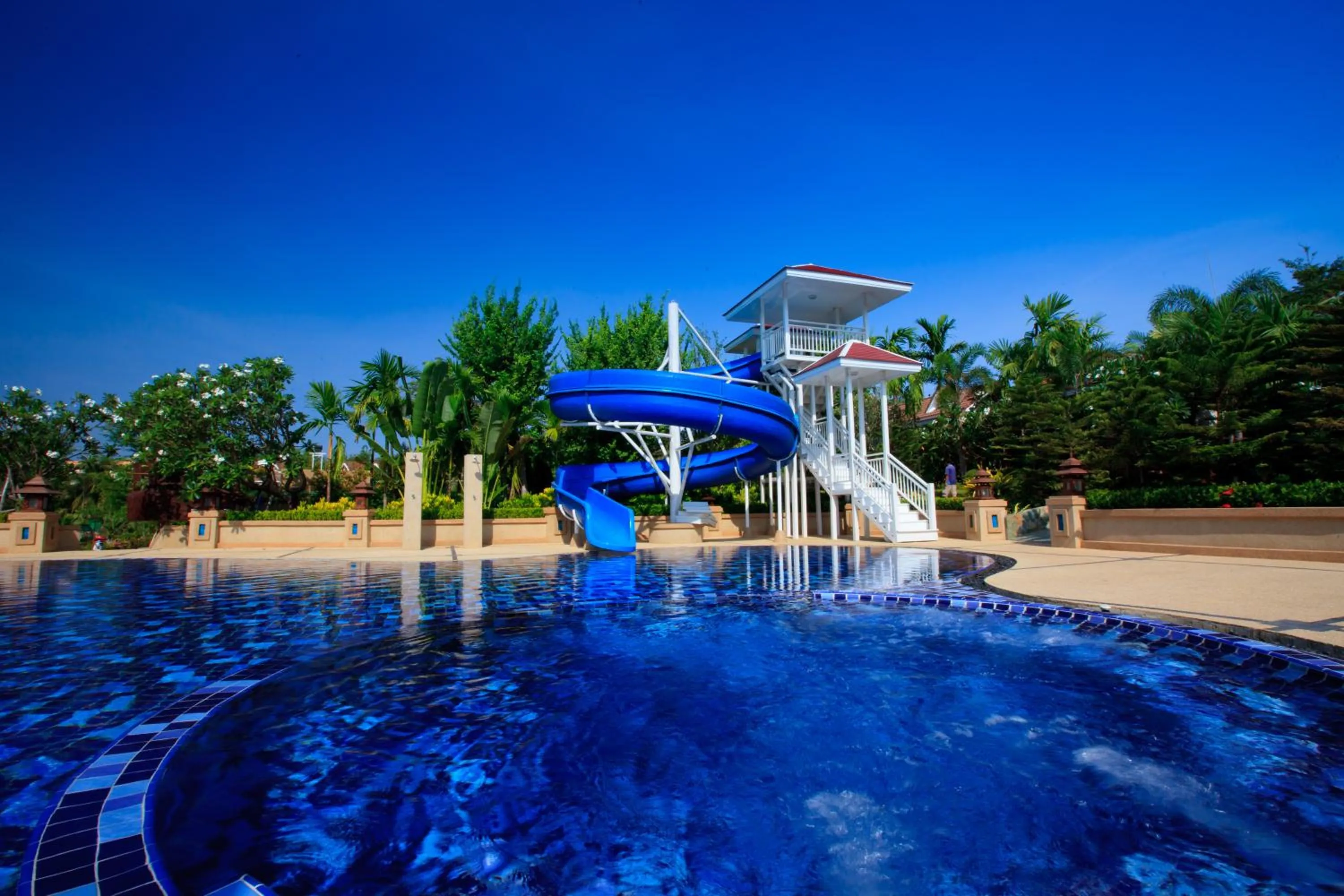 Swimming pool in Chawalun Resort