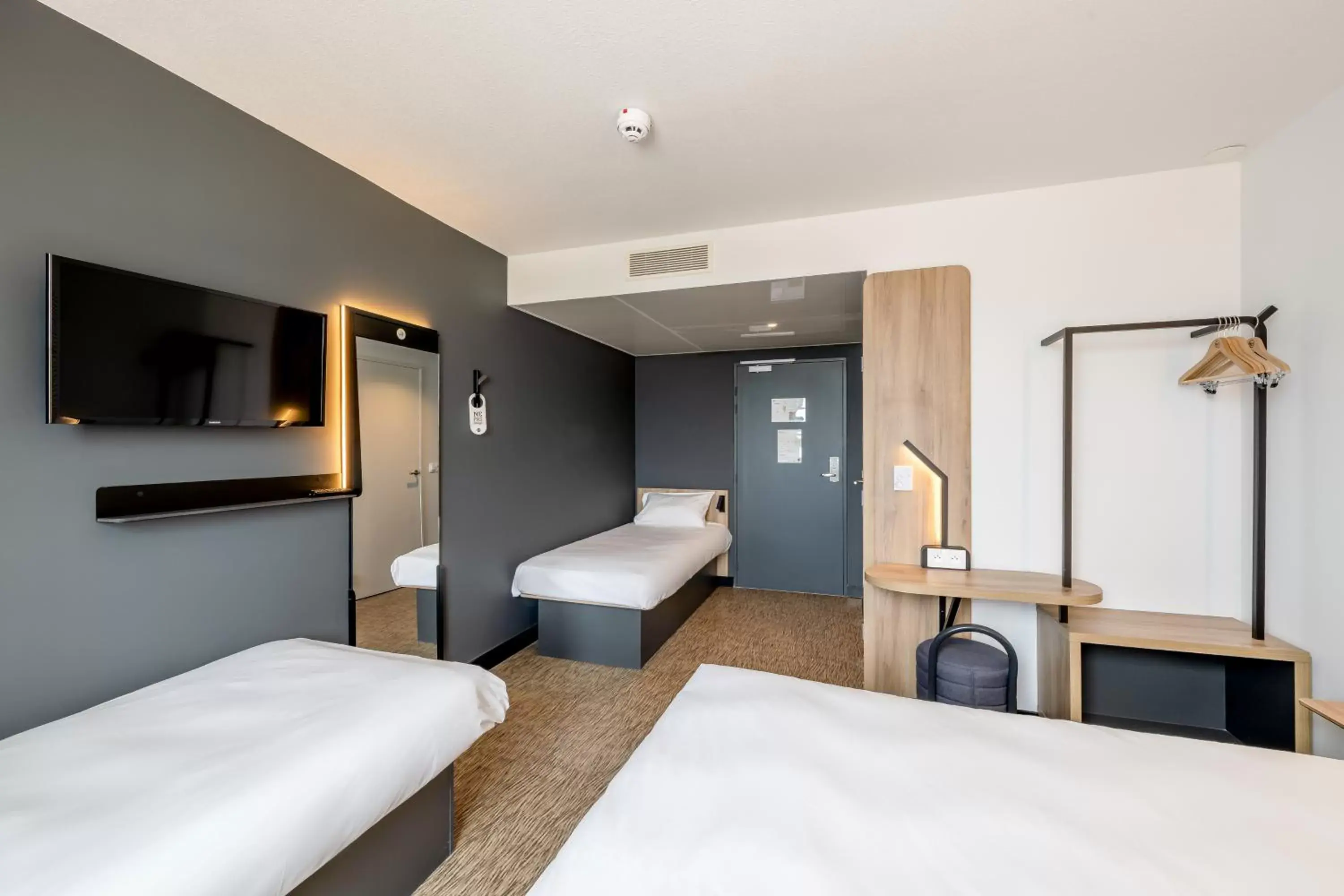 Bedroom, TV/Entertainment Center in B&B HOTEL Bordeaux Centre Gare Saint-Jean