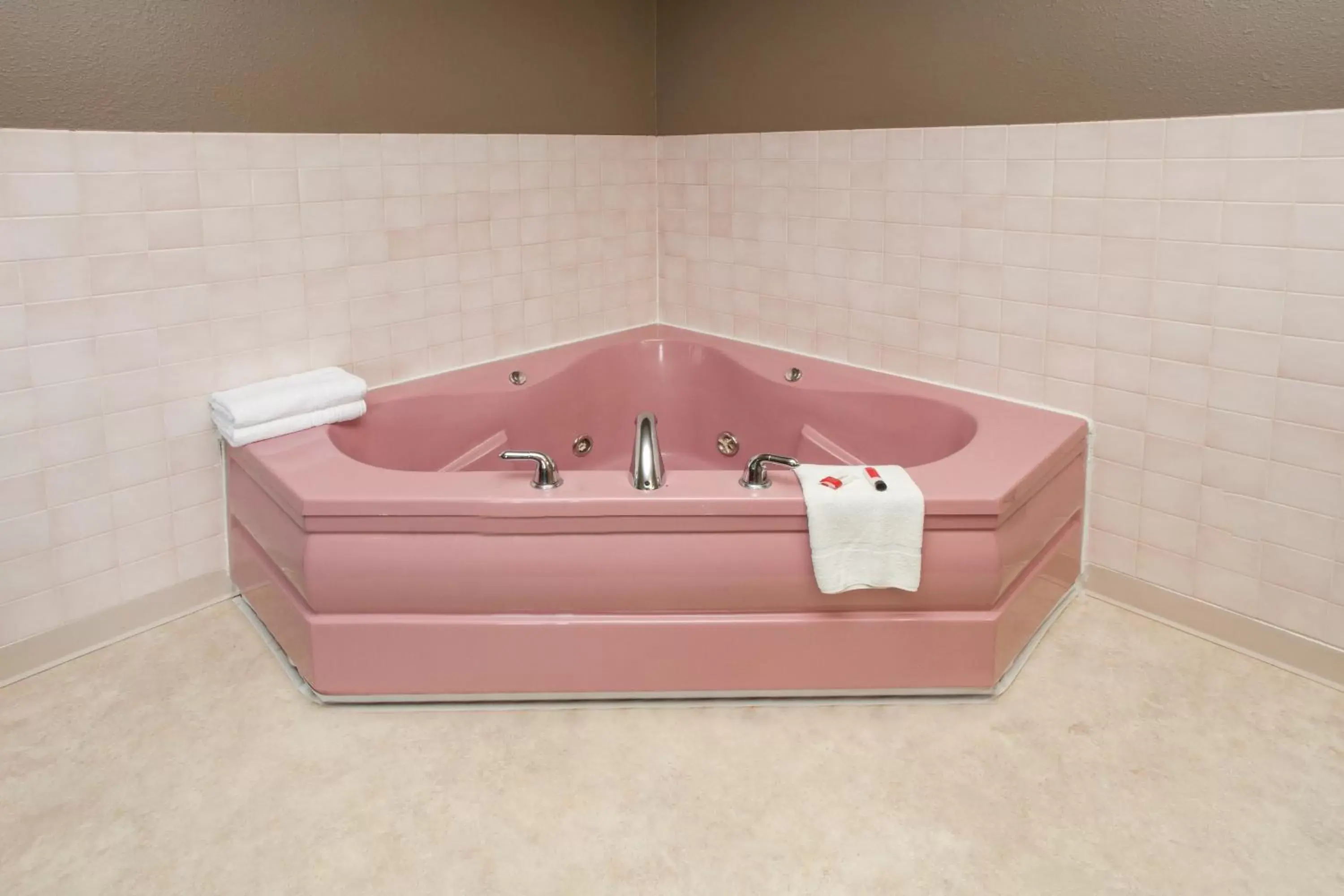 Hot Tub, Bathroom in Super 8 by Wyndham Anamosa IA