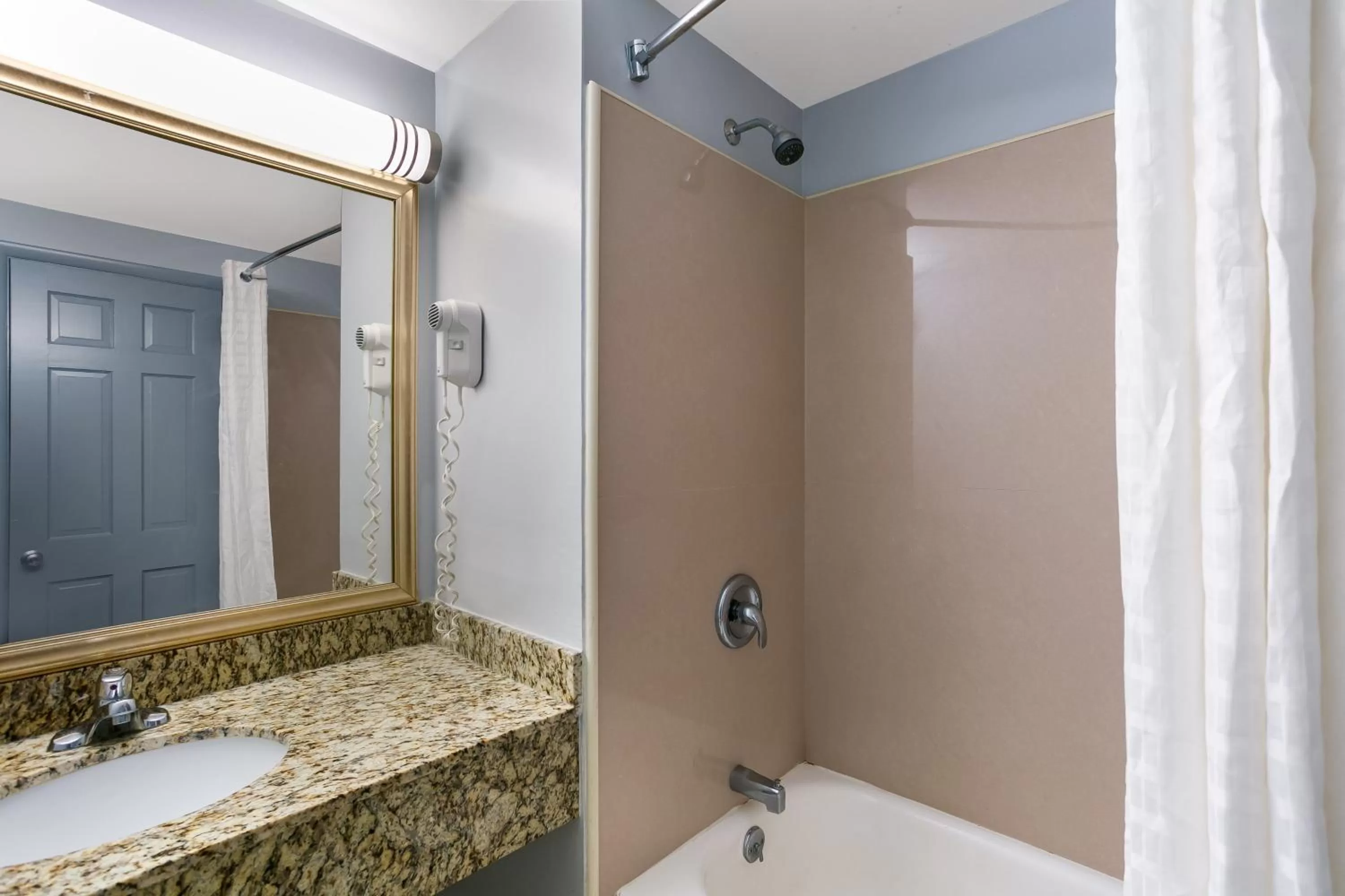 Bedroom in HomeTowne Studios by Red Roof Denver, PA