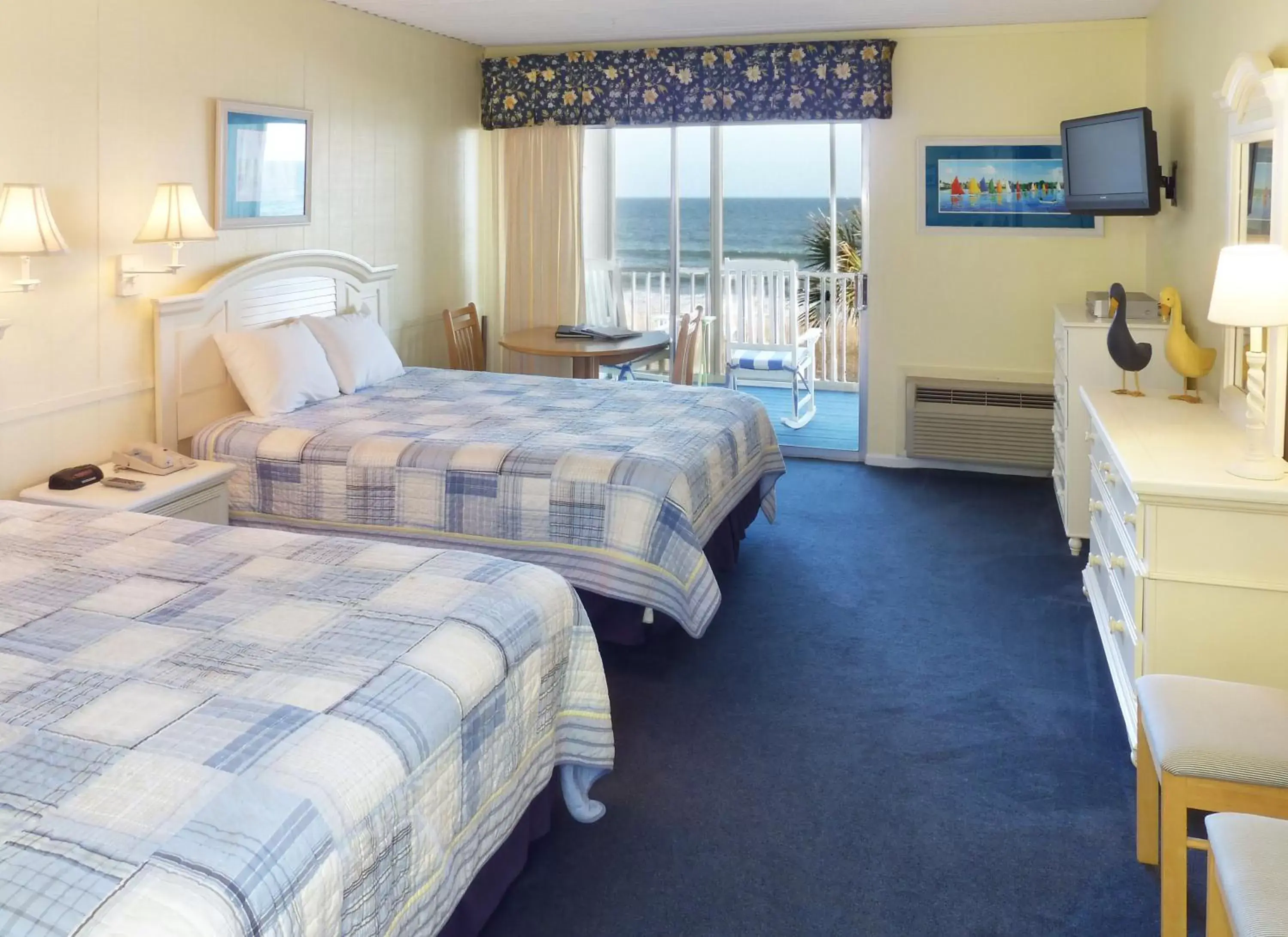 Bed in Oceanfront Litchfield Inn