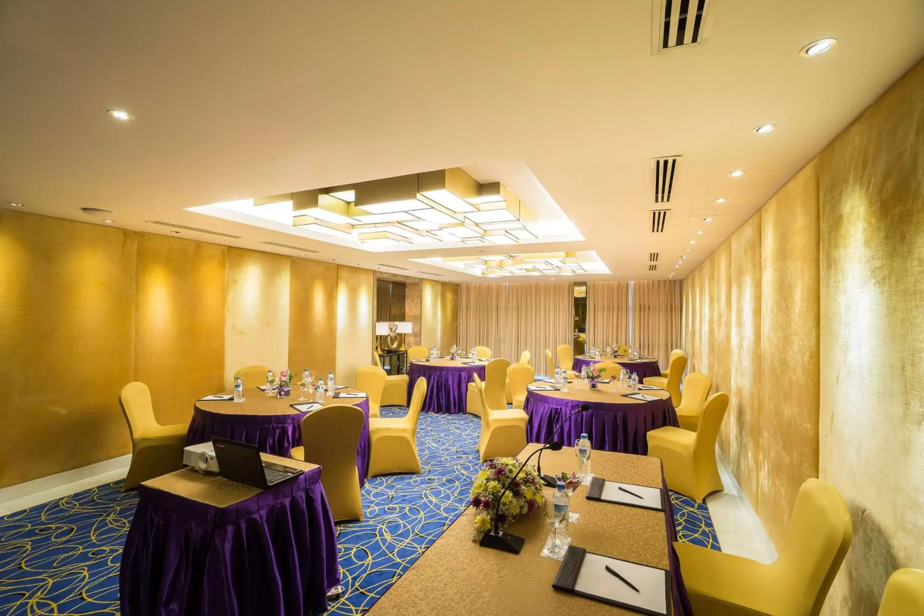 Meeting/conference room, Restaurant/Places to Eat in Best Western Chinatown Hotel