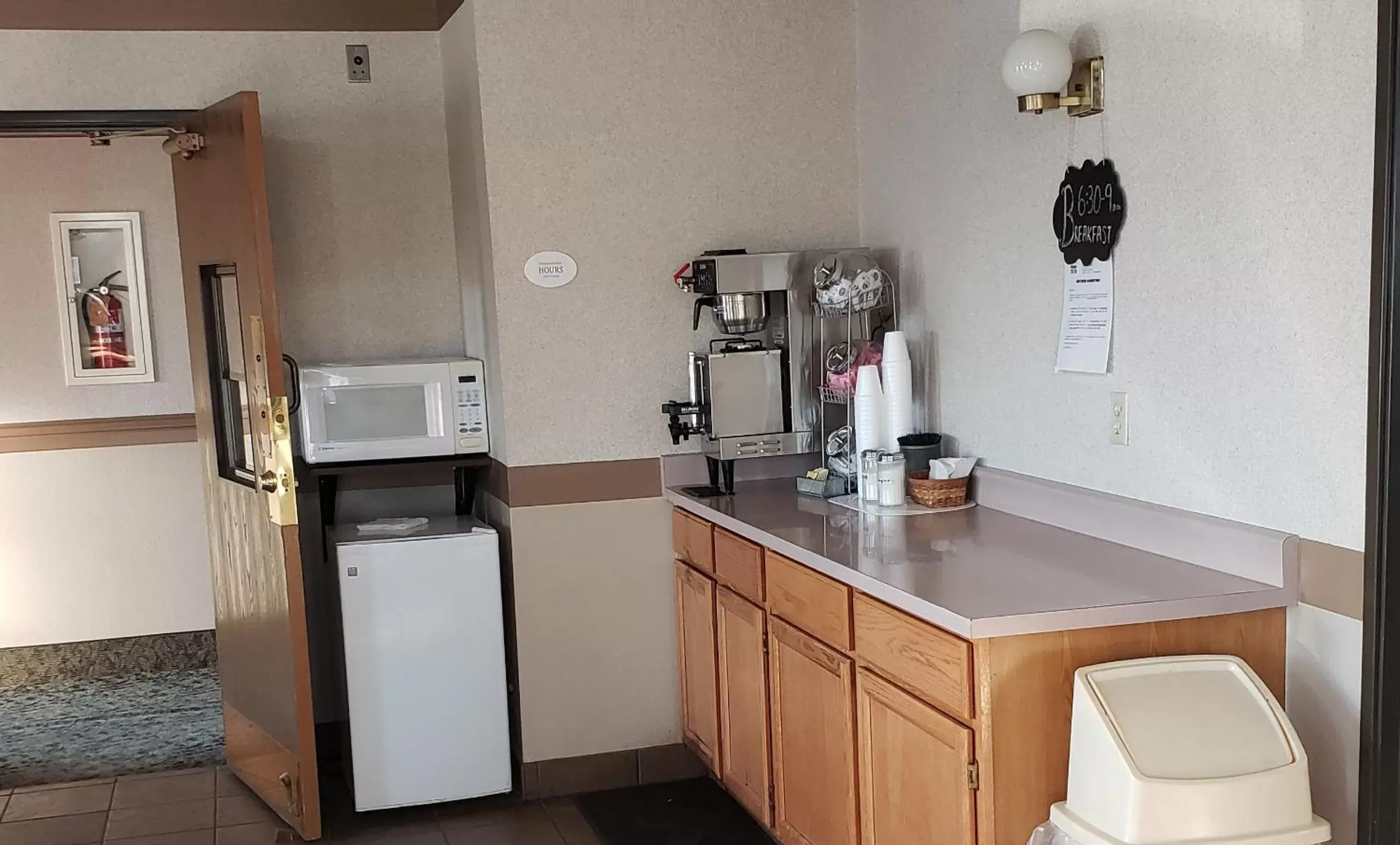 Coffee/tea facilities, Kitchen/Kitchenette in STAY INN Burlington