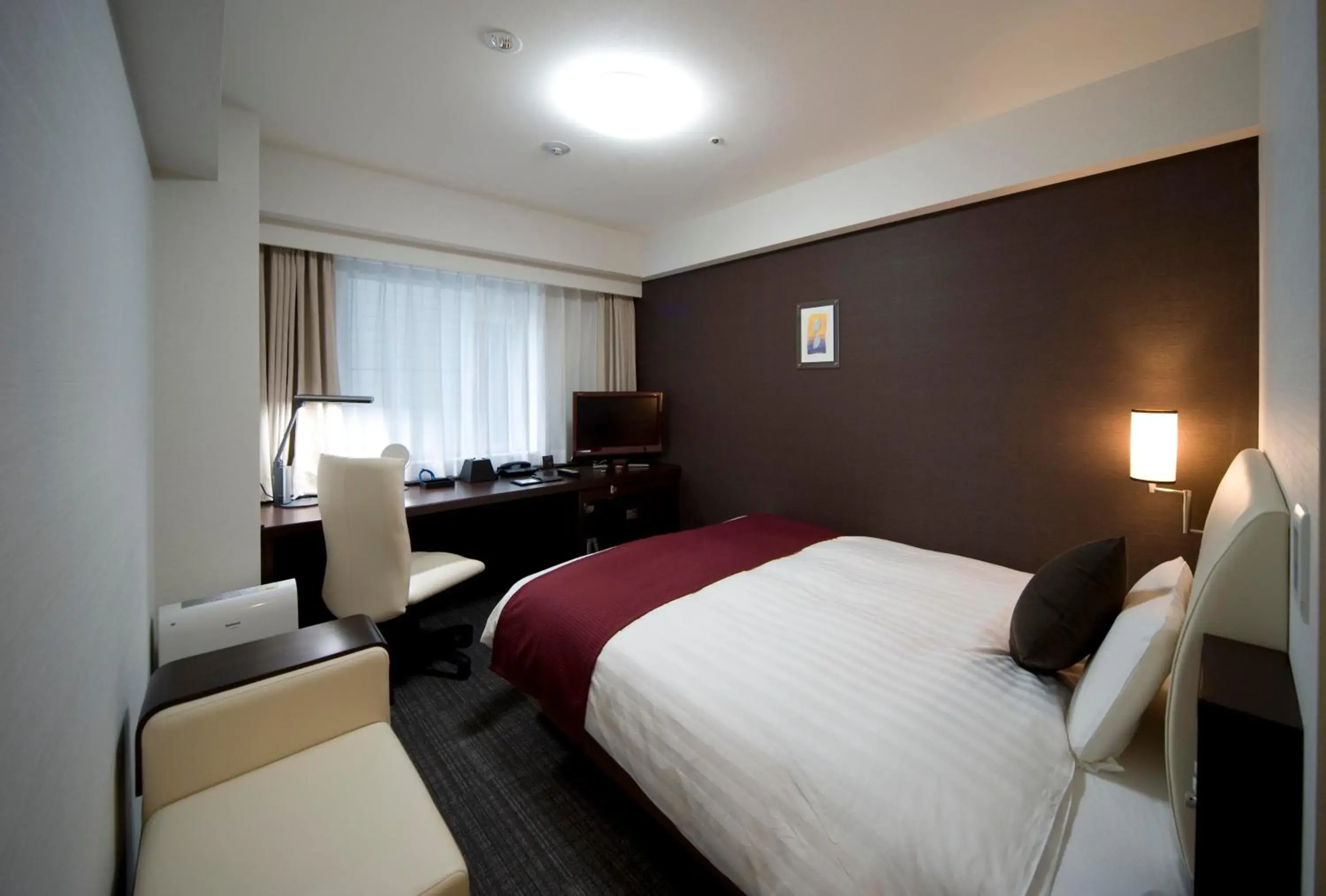 Photo of the whole room, Bed in Daiwa Roynet Hotel Shin-Yokohama