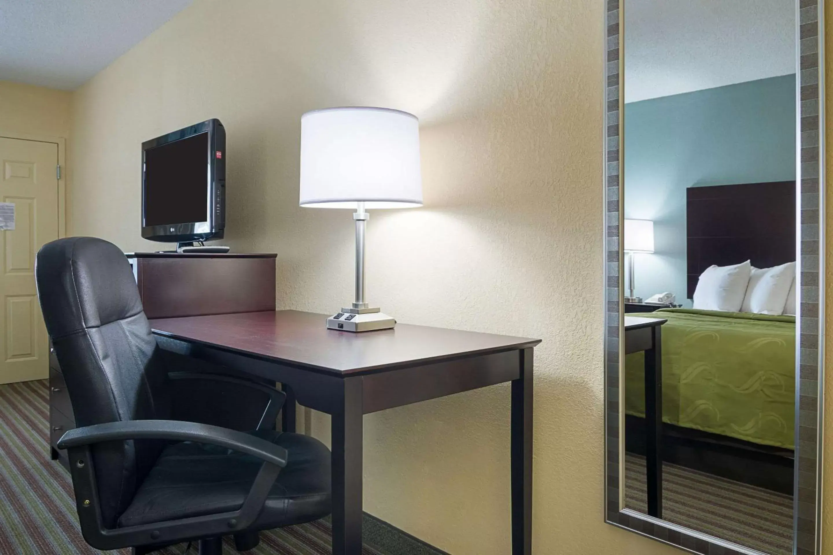 Photo of the whole room, TV/Entertainment Center in Quality Inn Calhoun North I-75