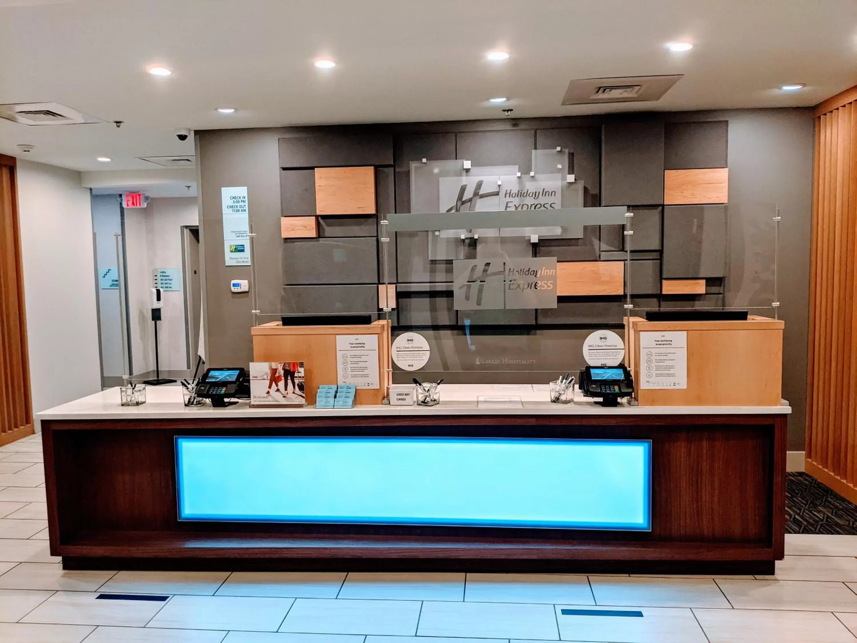Lobby or reception, Kitchen/Kitchenette in Holiday Inn Express South Burlington, an IHG Hotel