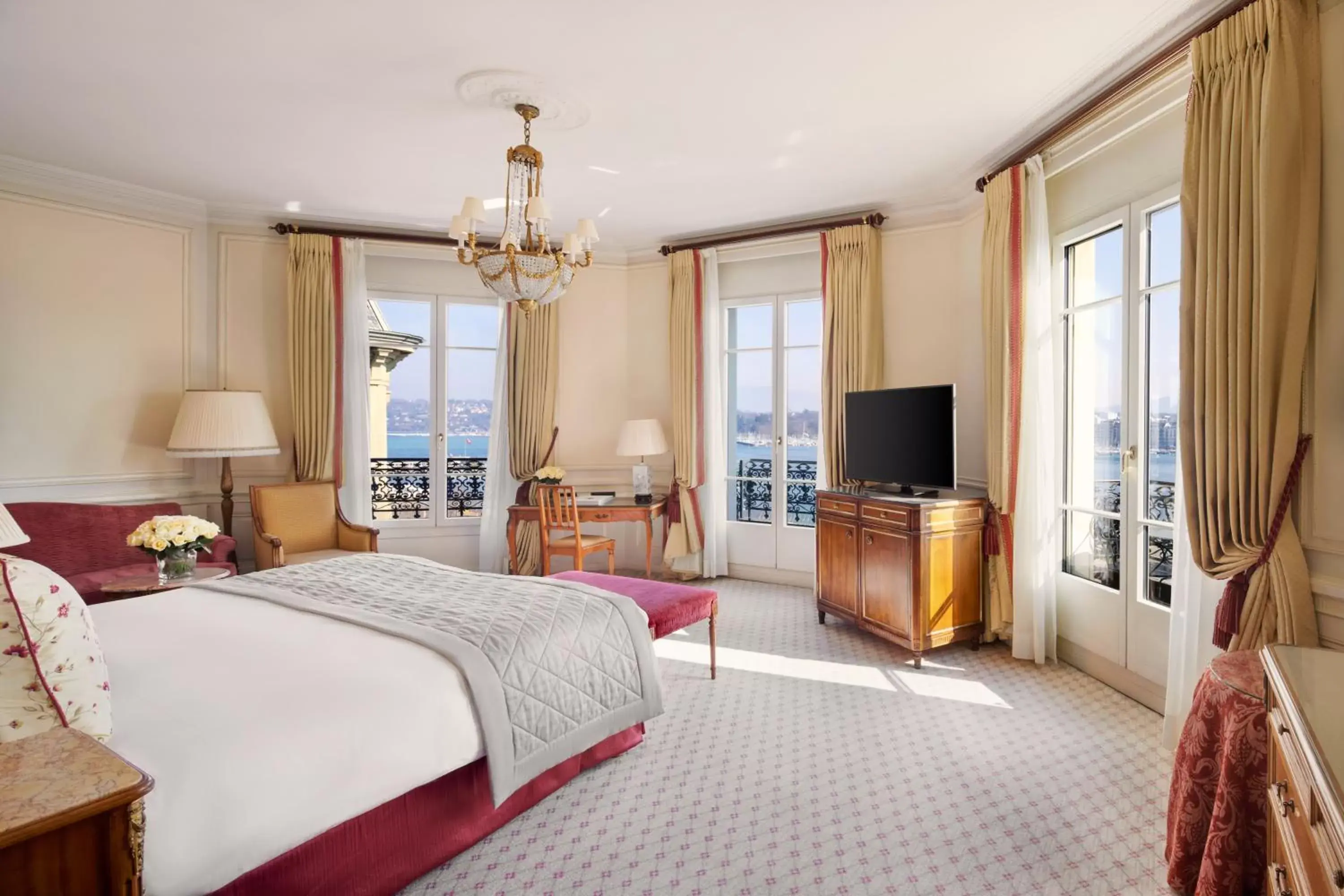 Bed, TV/Entertainment Center in Beau-Rivage Genève