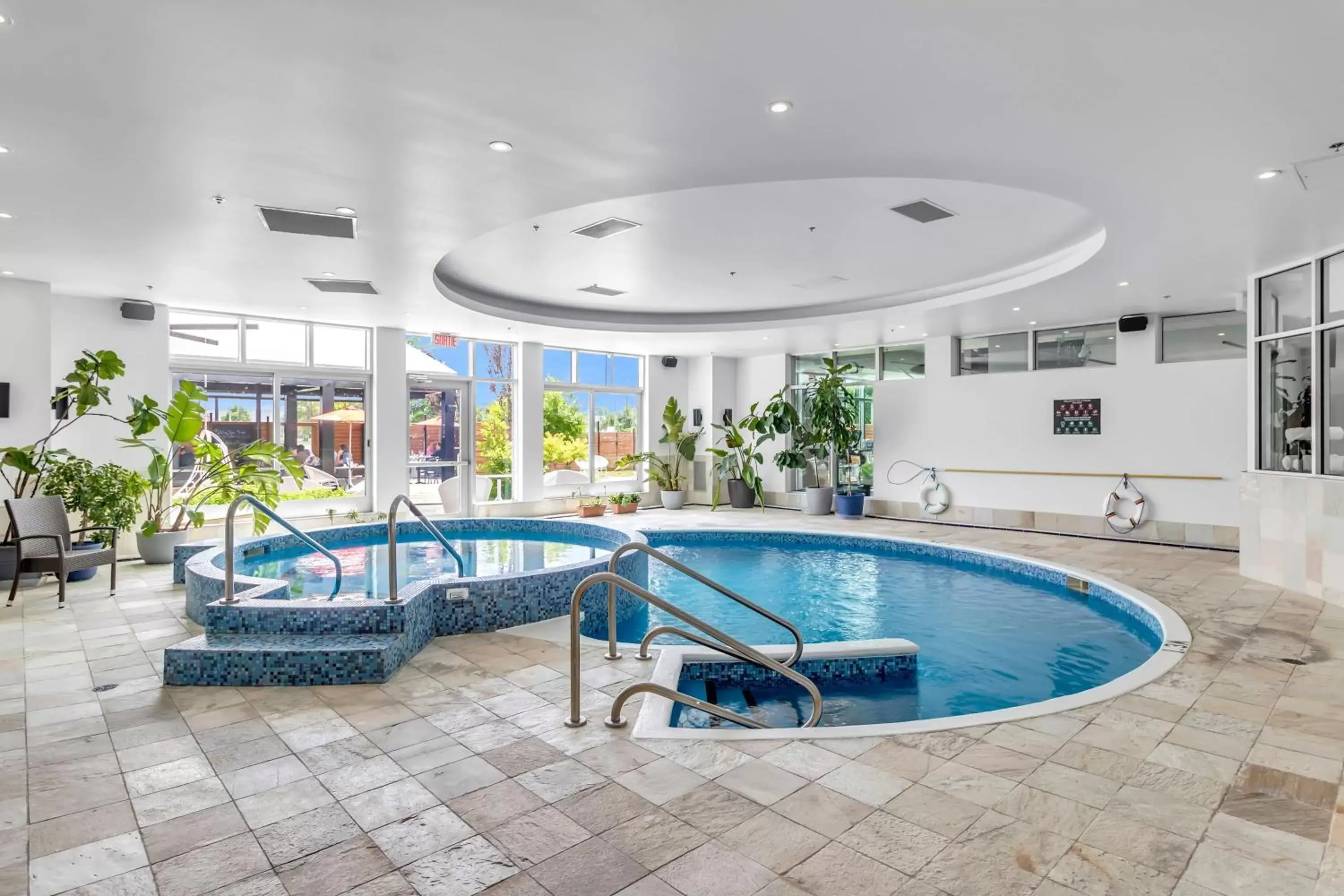 Hot Tub, Swimming Pool in Hotel Mortagne