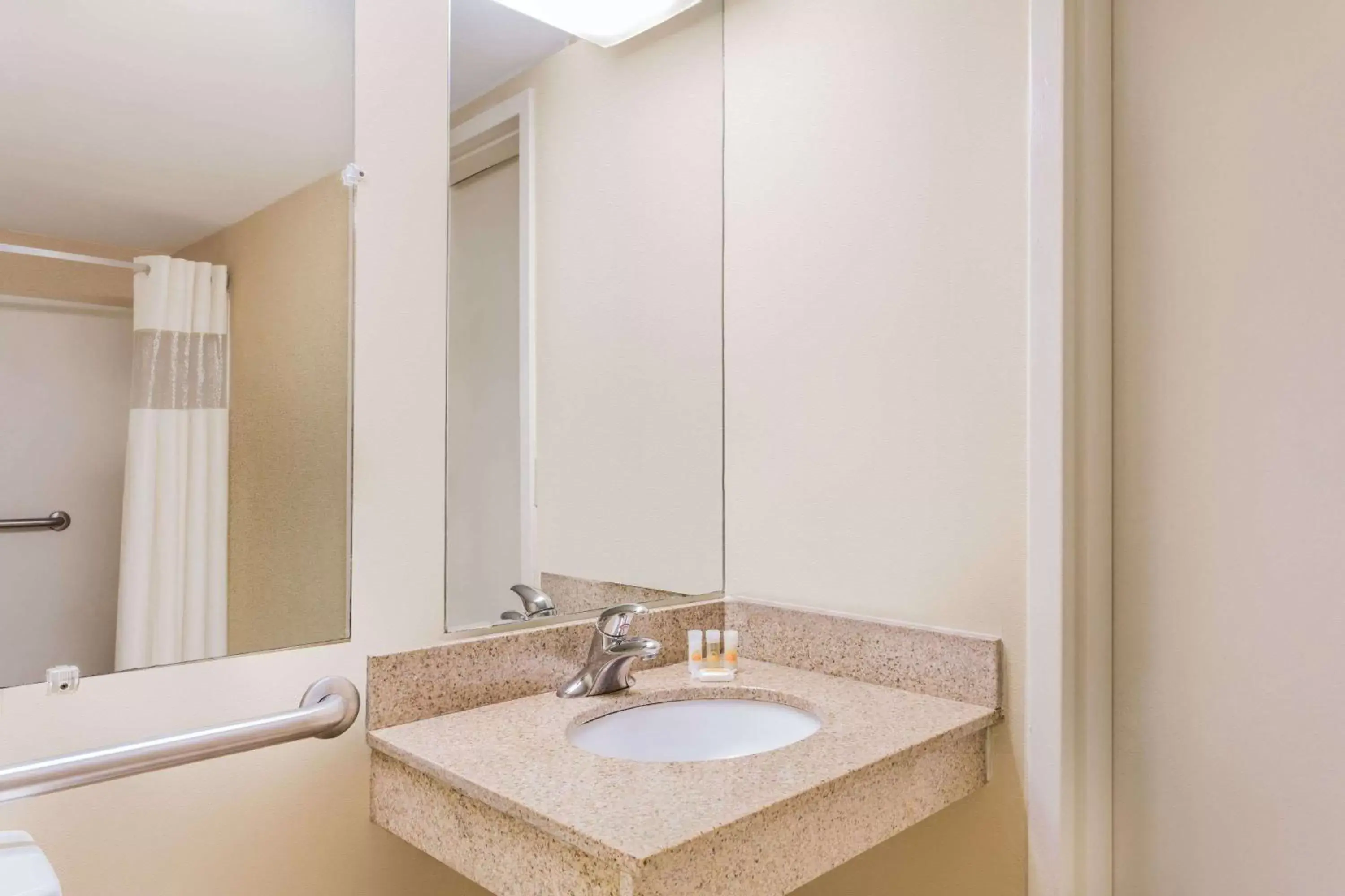 Photo of the whole room, Bathroom in Days Inn by Wyndham Dumfries Quantico