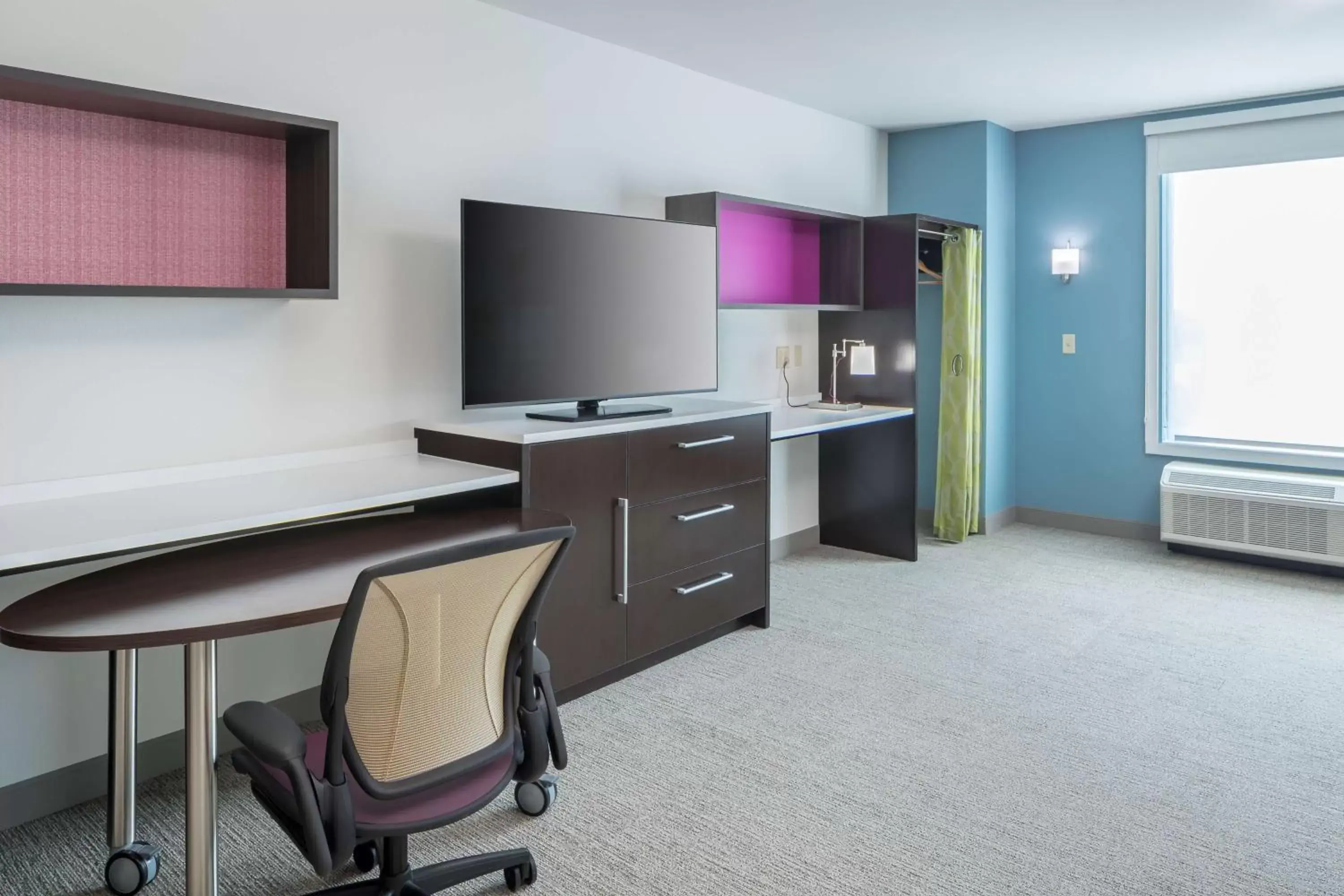 Bedroom, TV/Entertainment Center in Home2 Suites By Hilton Fort Worth Cultural District, Tx