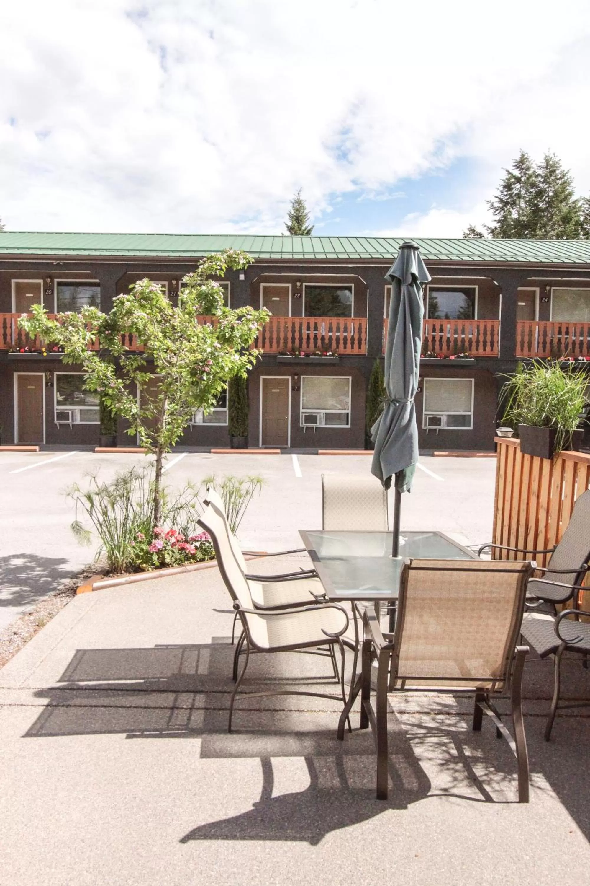 Facade/entrance in Crystal Springs Lodge
