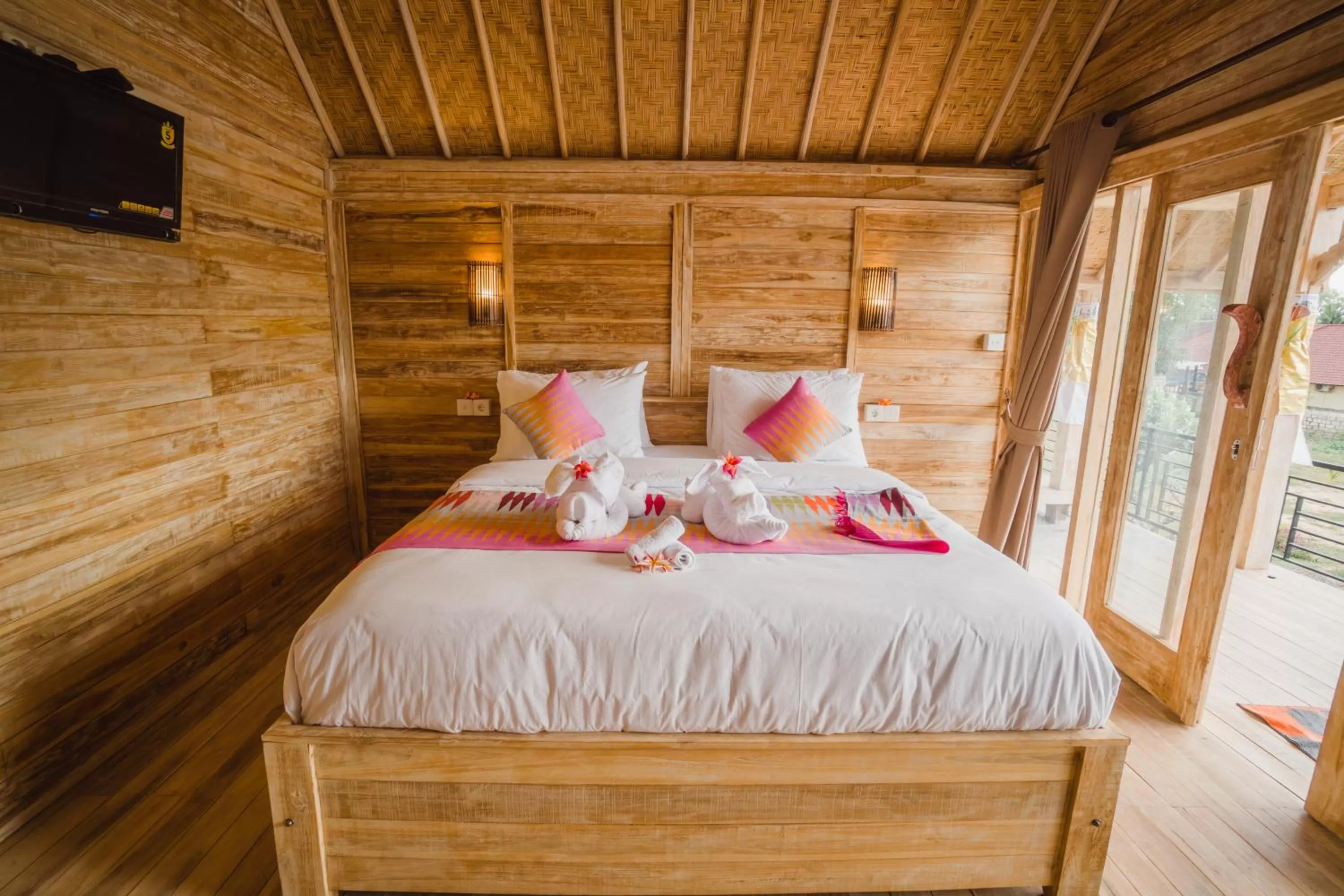 Communal lounge/ TV room, Bed in Pi Karya Beach