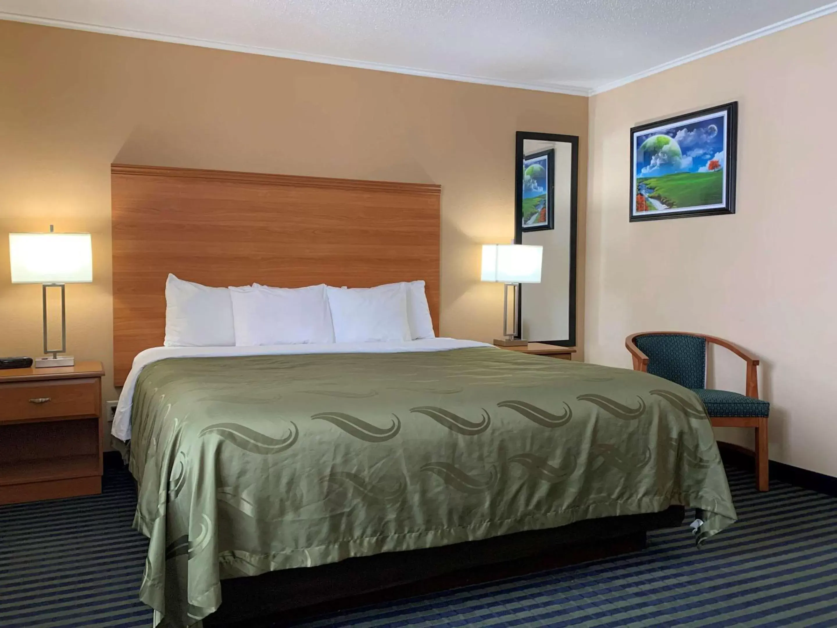 Photo of the whole room, Bed in Quality Inn Ottawa near Starved Rock State Park