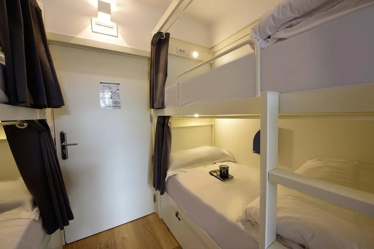 Bed in room00 Lisboa Hostel