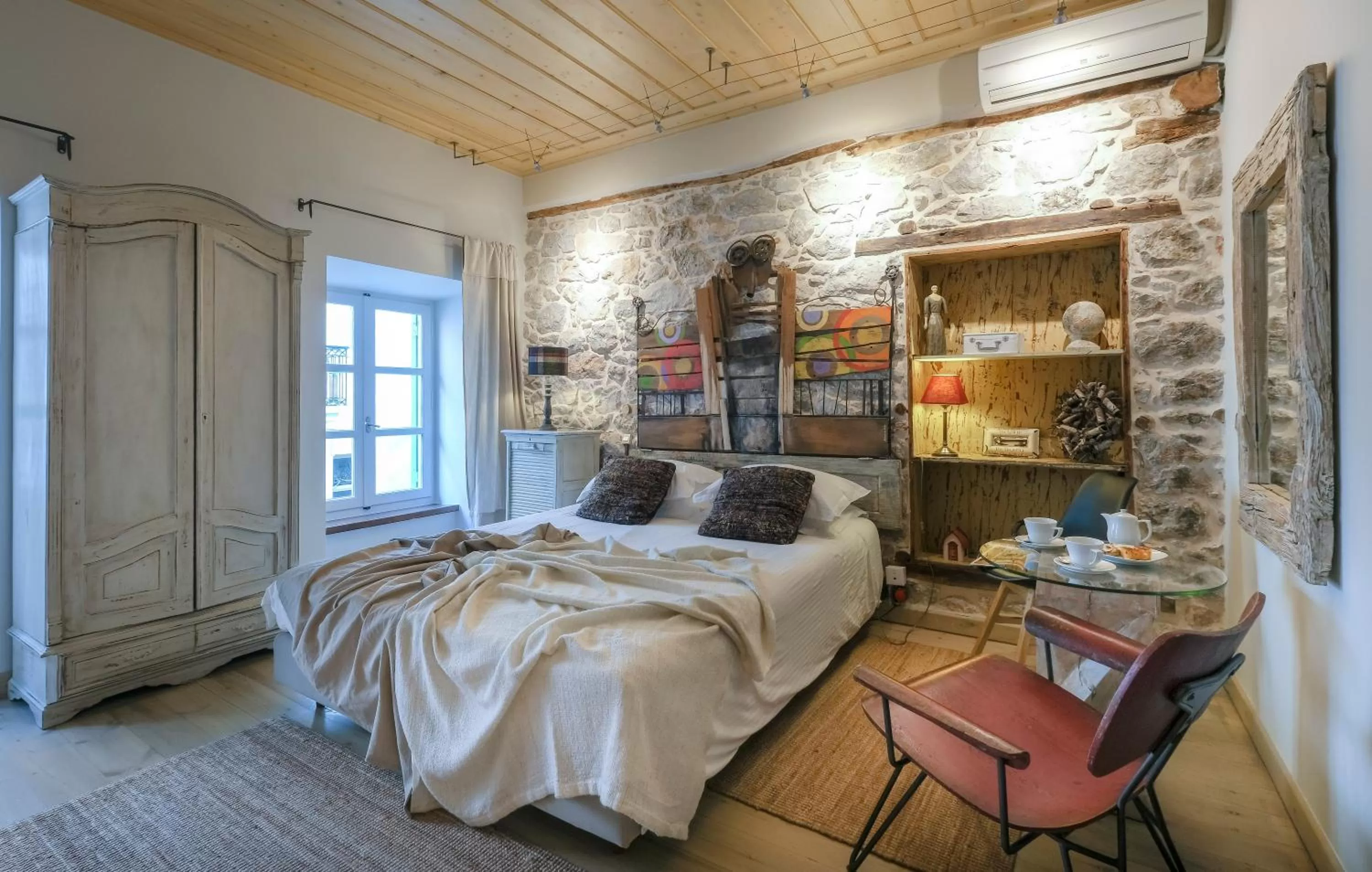 Photo of the whole room, Bed in Amymone and Adiandi