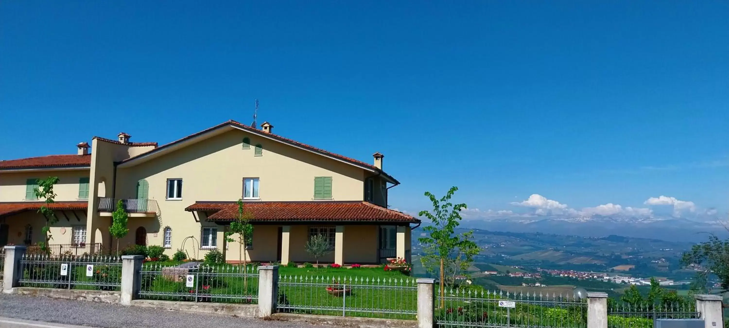 Property Building in Villa Bellavista Alba, B&B