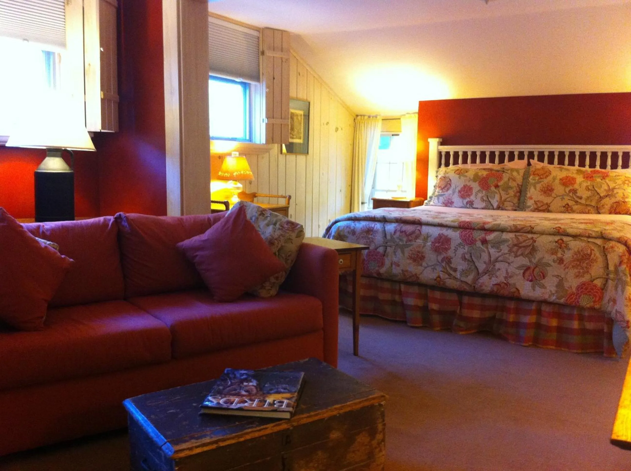 Day, Bed in Deerhill Inn