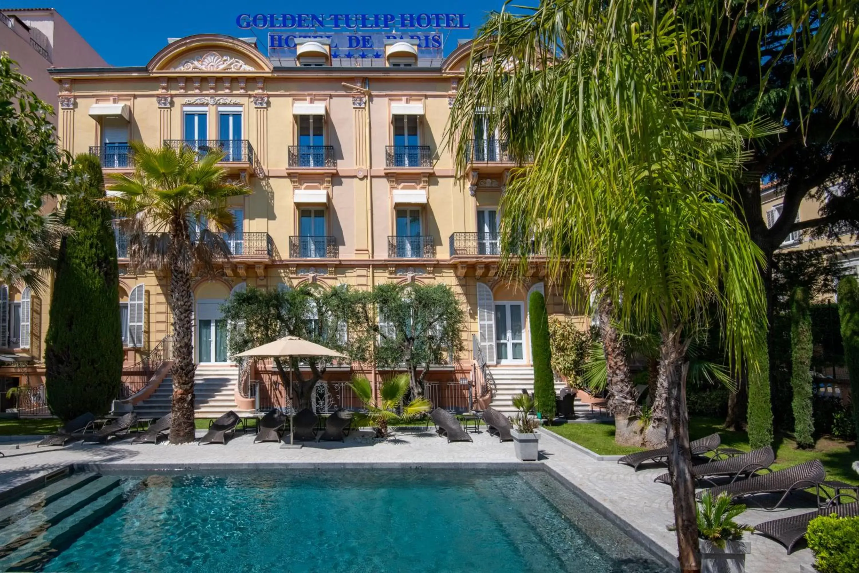 Property building, Swimming Pool in GOLDEN TULIP CANNES HOTEL de PARIS