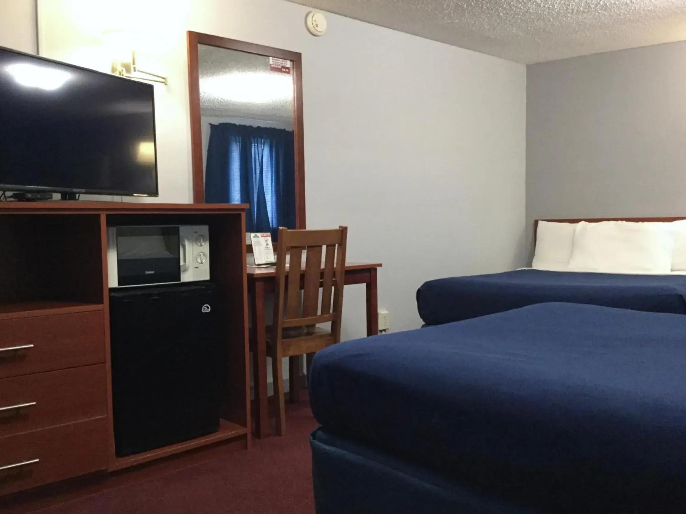 Photo of the whole room, TV/Entertainment Center in Swiss Cottage Inn