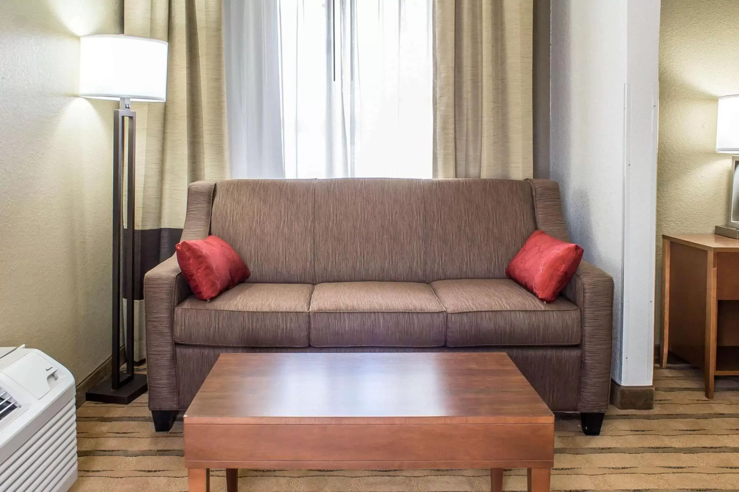 Photo of the whole room, Seating Area in Comfort Inn & Suites Cedar Rapids North - Collins Road