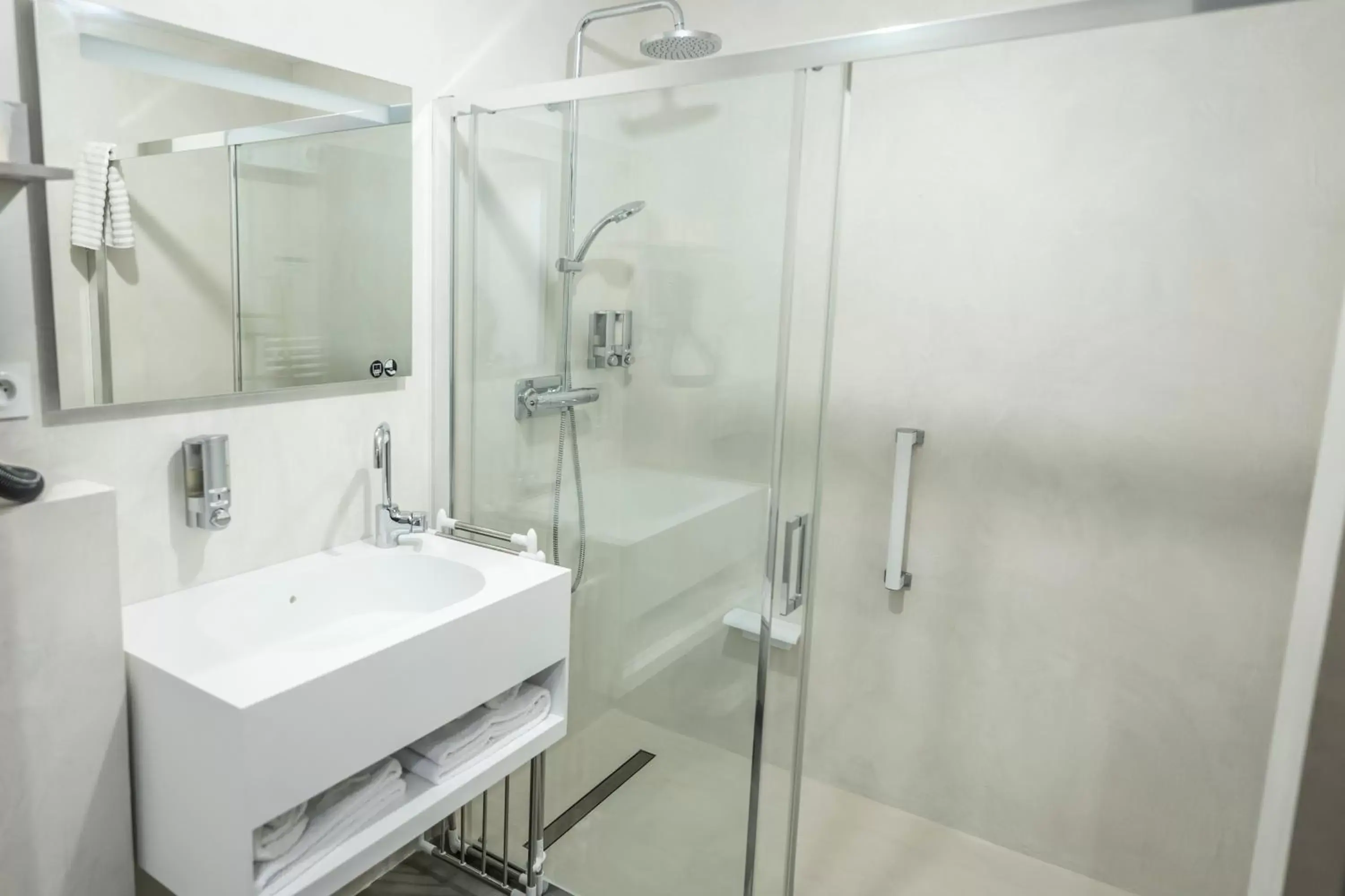 Shower, Bathroom in hôtel résidence a torra