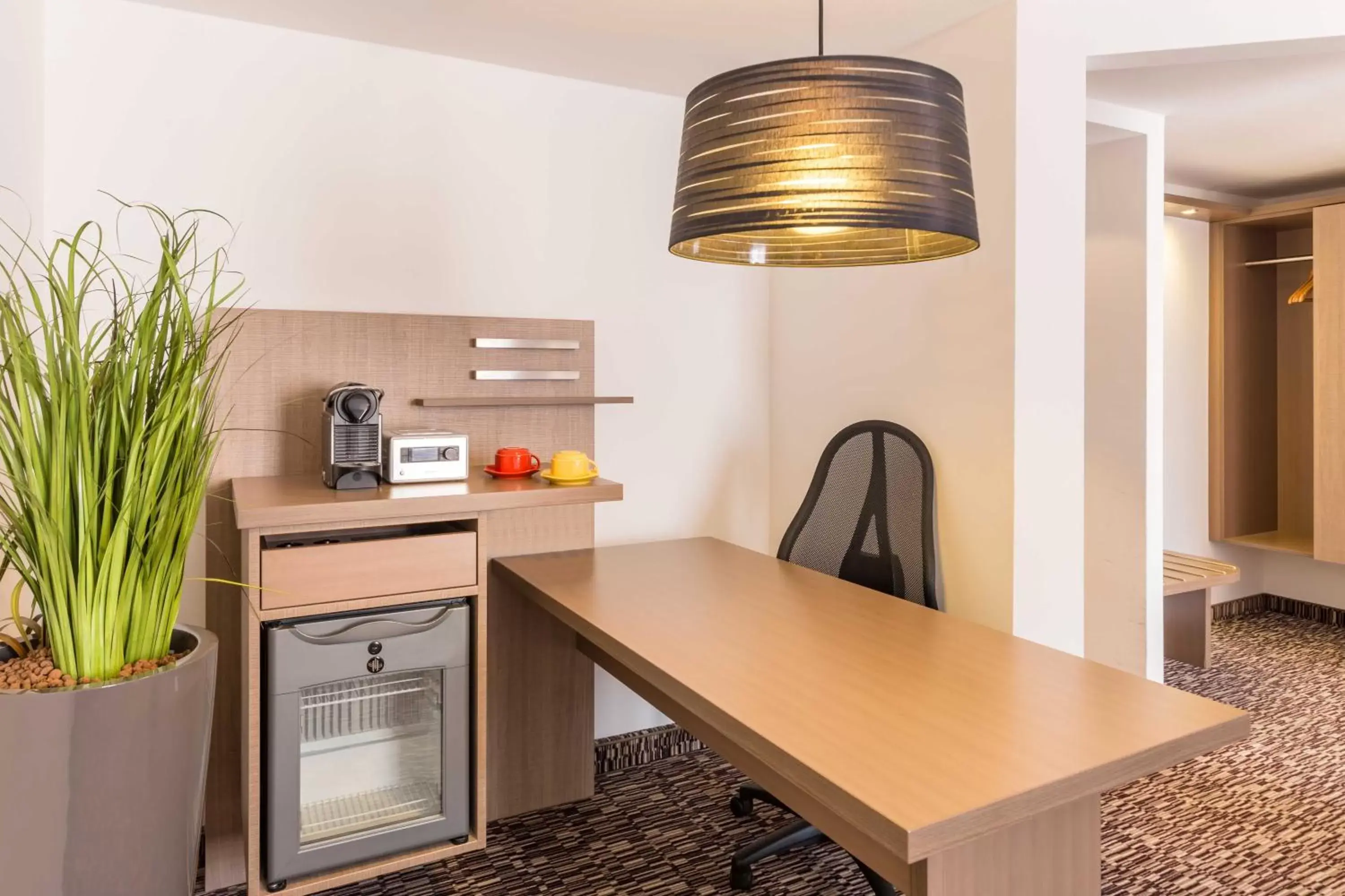 Coffee/tea facilities, Kitchen/Kitchenette in Park Inn by Radisson Göttingen