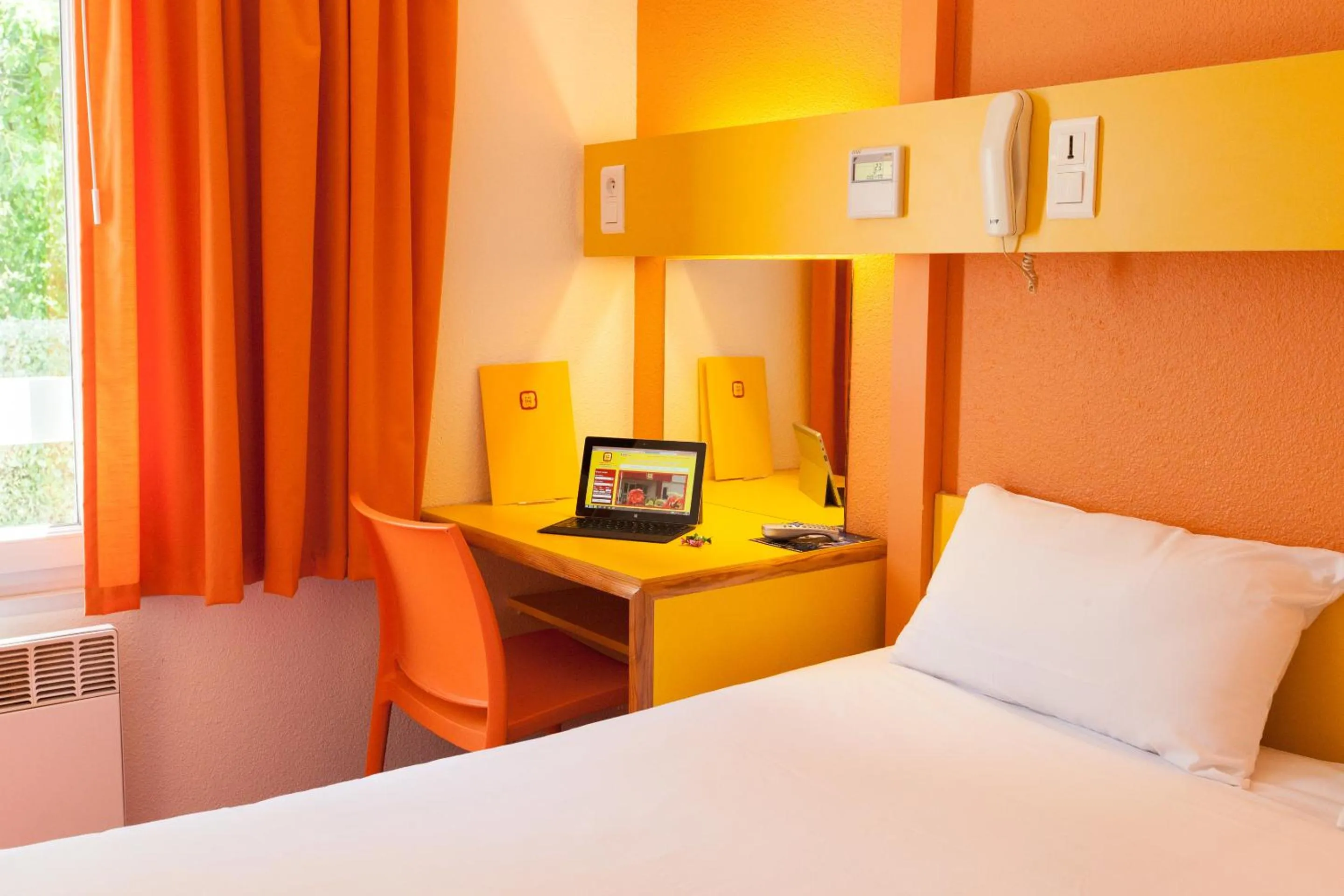 Photo of the whole room, Bed in The Originals Access, Hôtel Bordeaux Lac