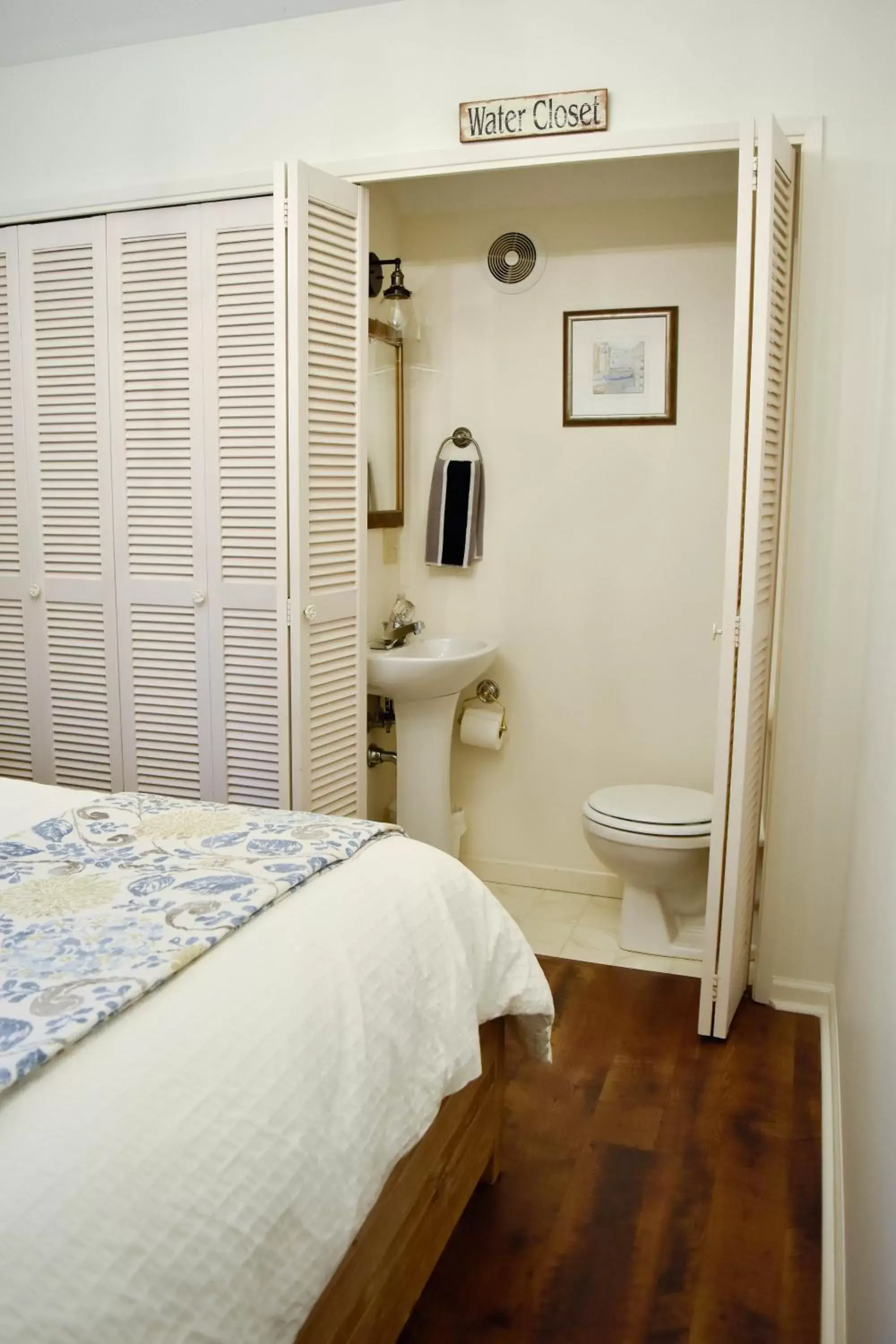Bathroom, Bed in Bramblebank Cottages