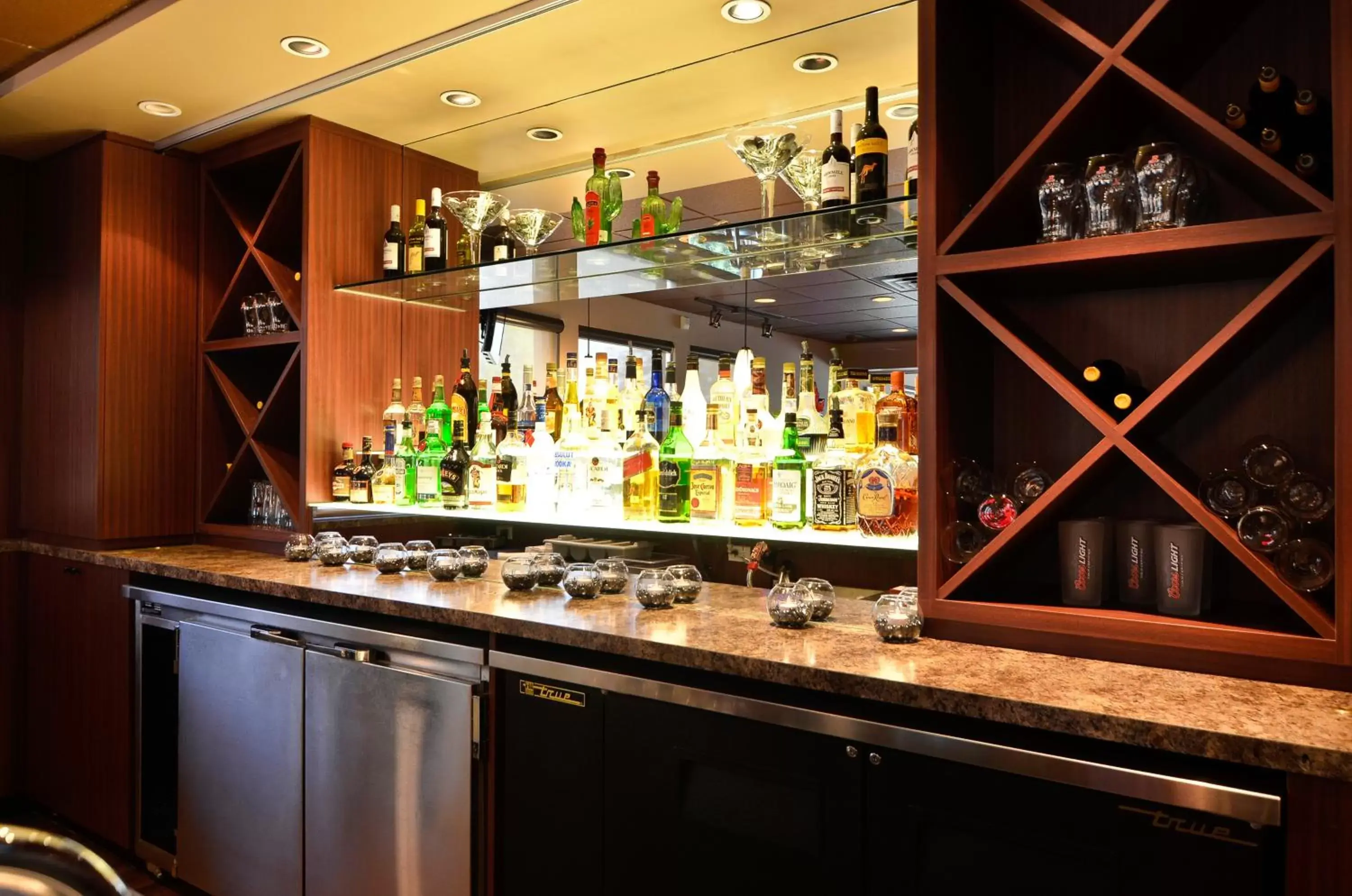 Alcoholic drinks, Lounge/Bar in Best Western PLUS Langley Inn