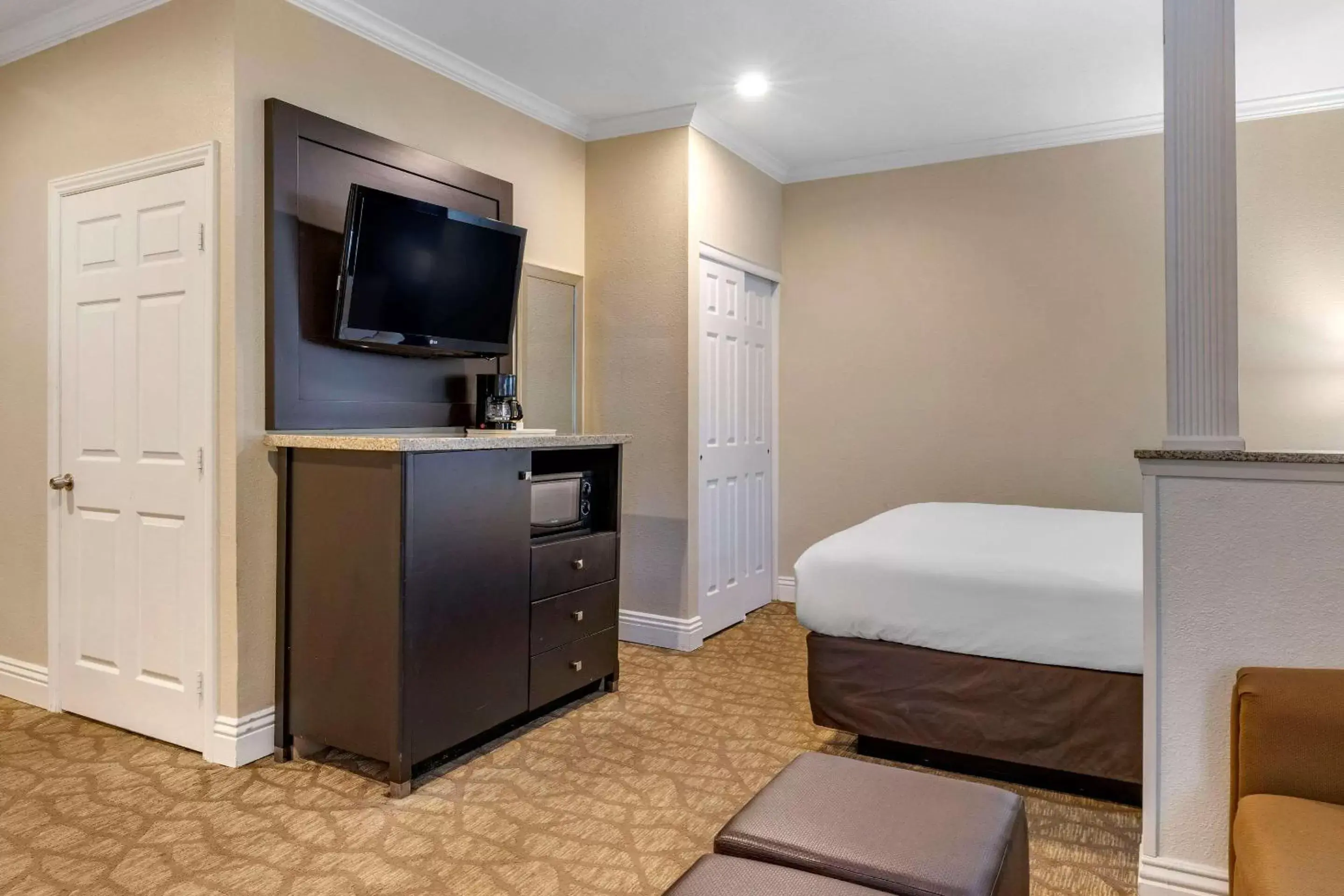 Photo of the whole room, Bed in Comfort Inn & Suites Huntington Beach