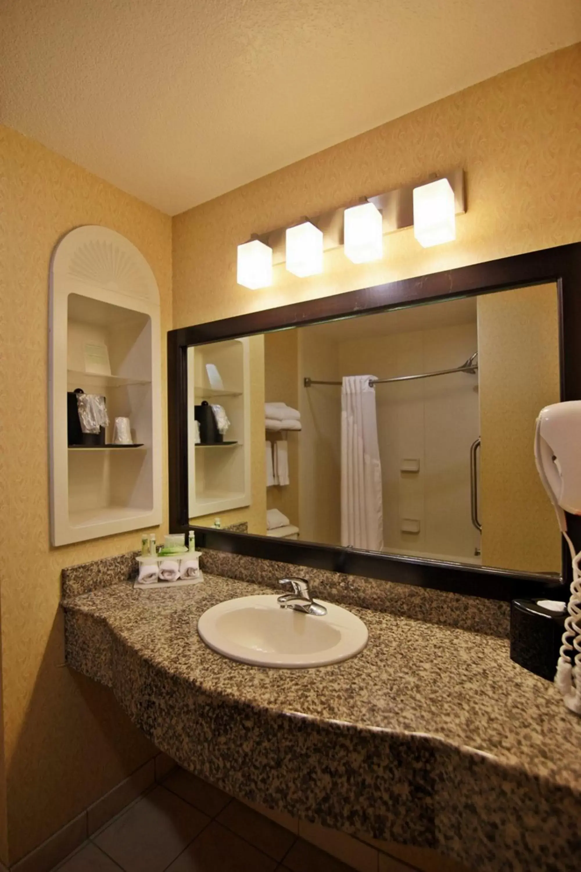 Photo of the whole room, Bathroom in Hampton Inn & Suites Cathedral City