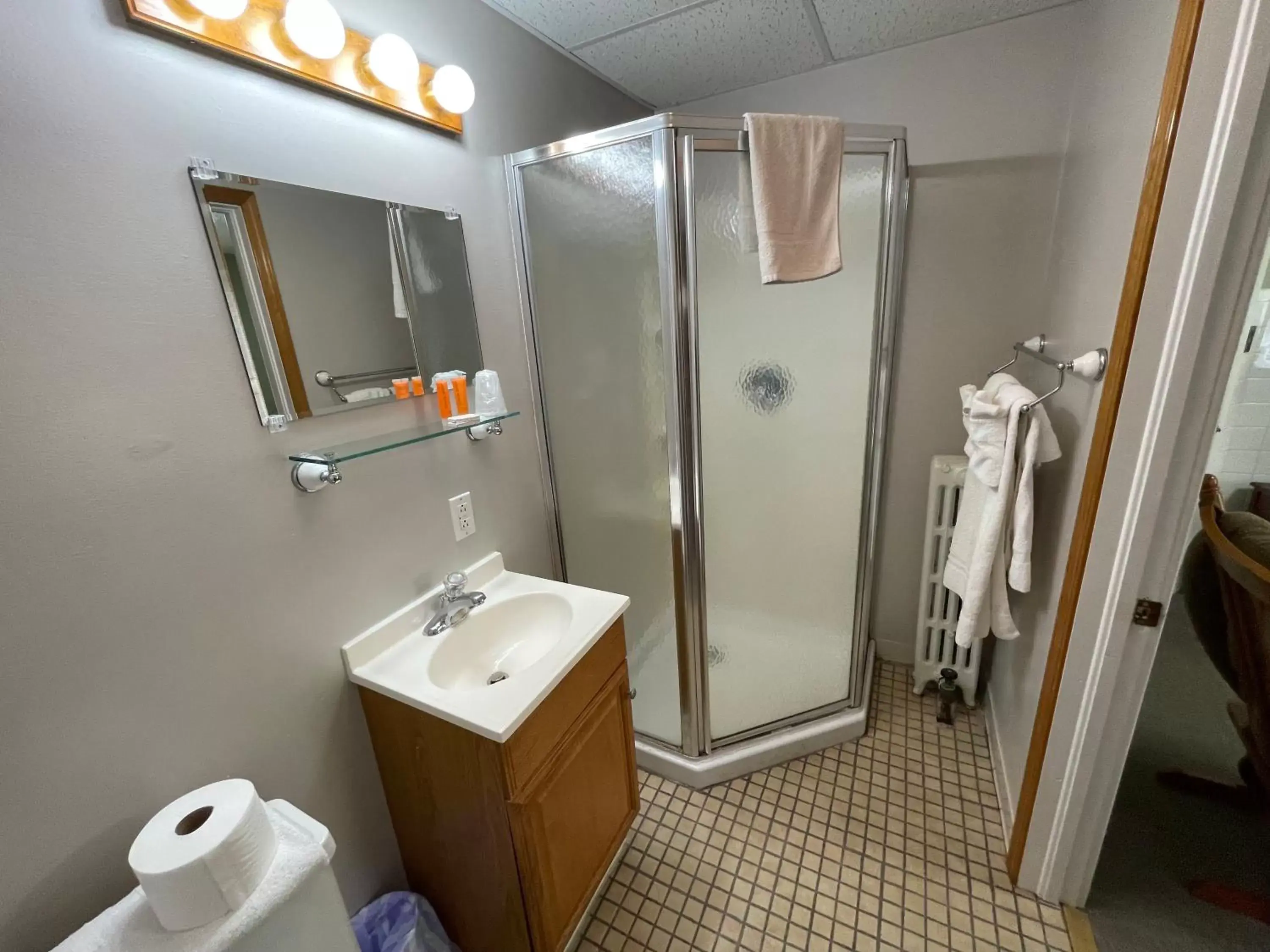 Bathroom in The Colonial Inn & Creamery