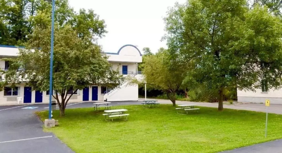 Garden view, Property Building in Fields Park Motel