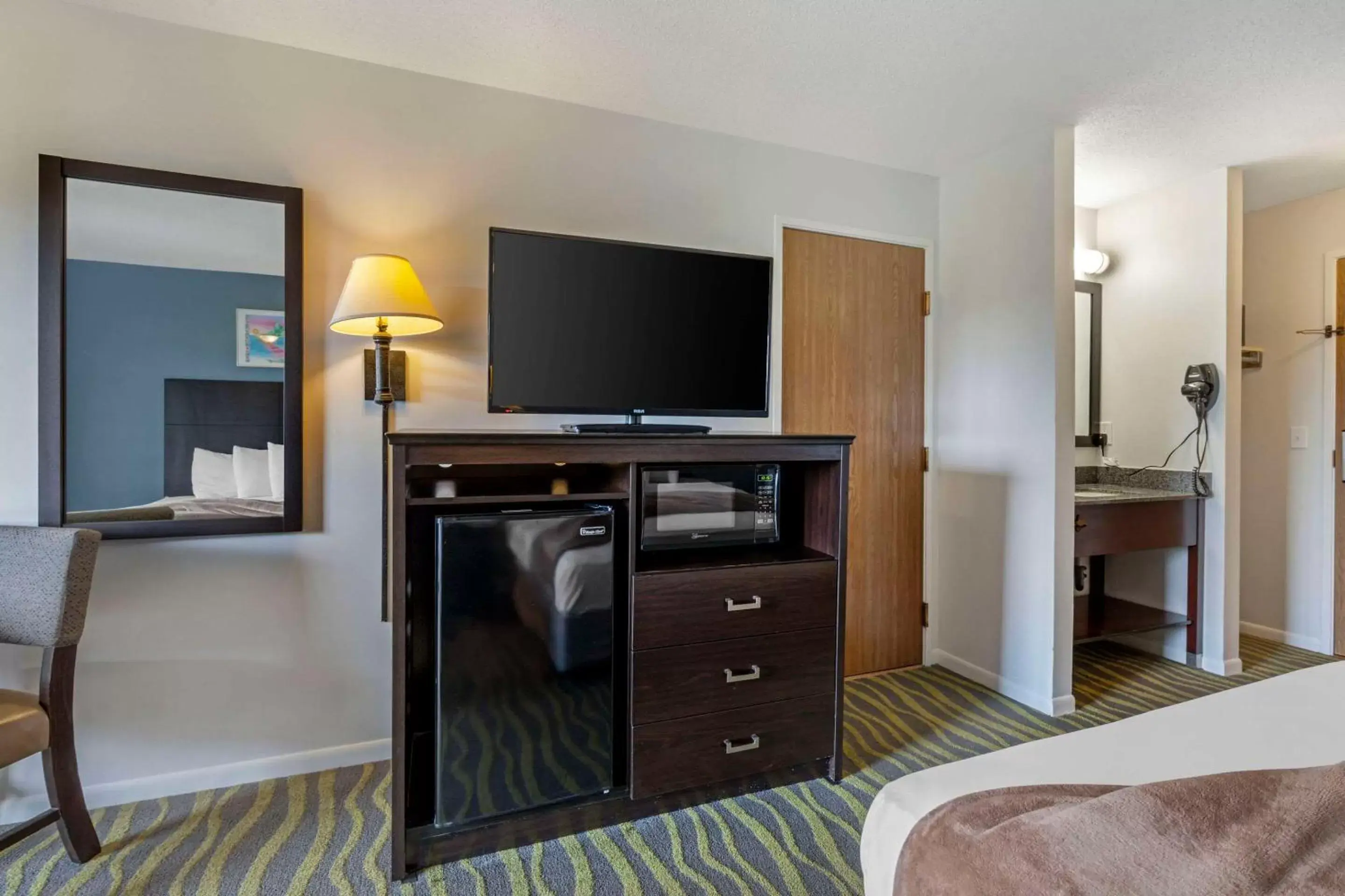 Bedroom, TV/Entertainment Center in Atlantis Family Waterpark Hotel