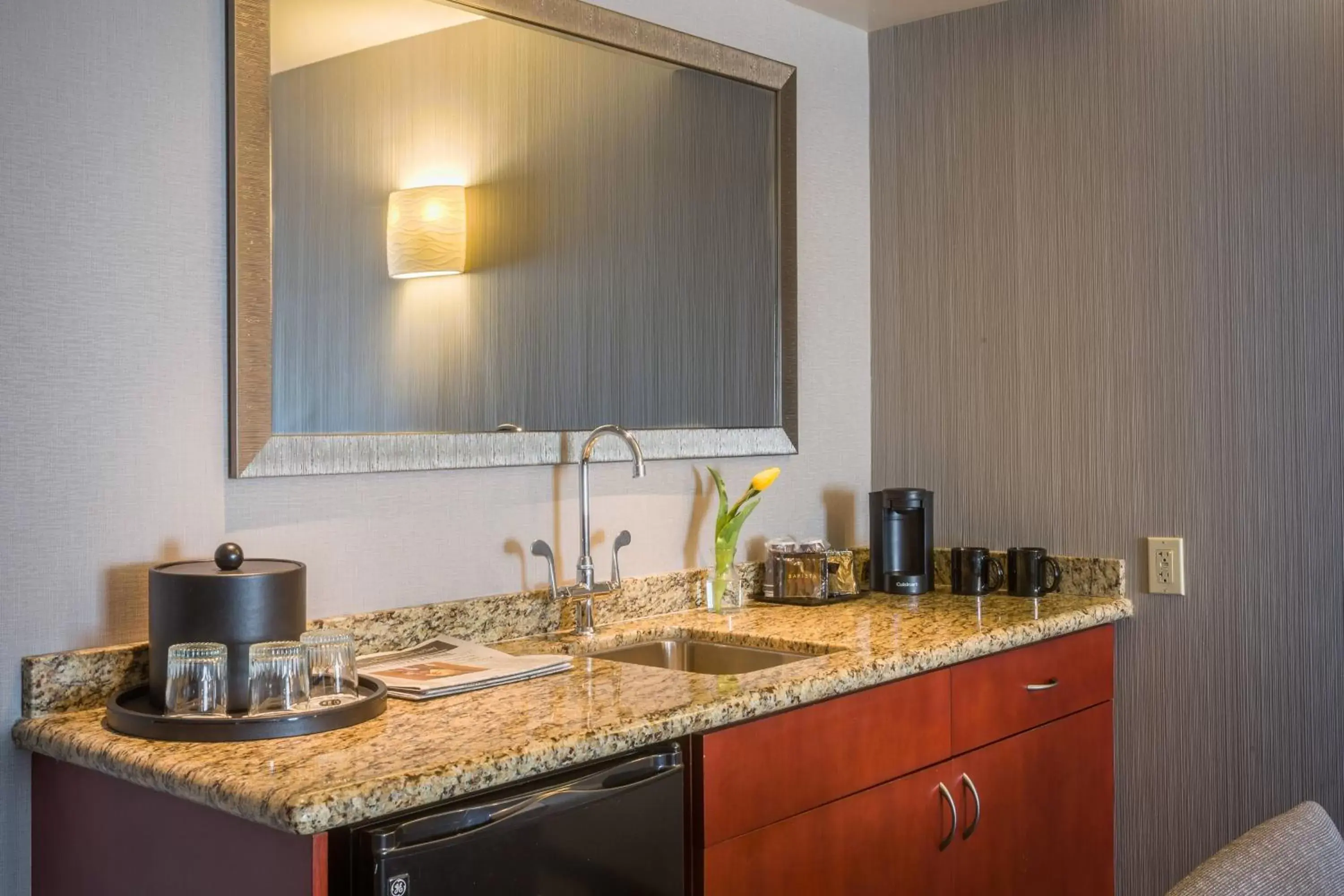 Photo of the whole room, Kitchen/Kitchenette in Courtyard by Marriott Los Angeles Westside