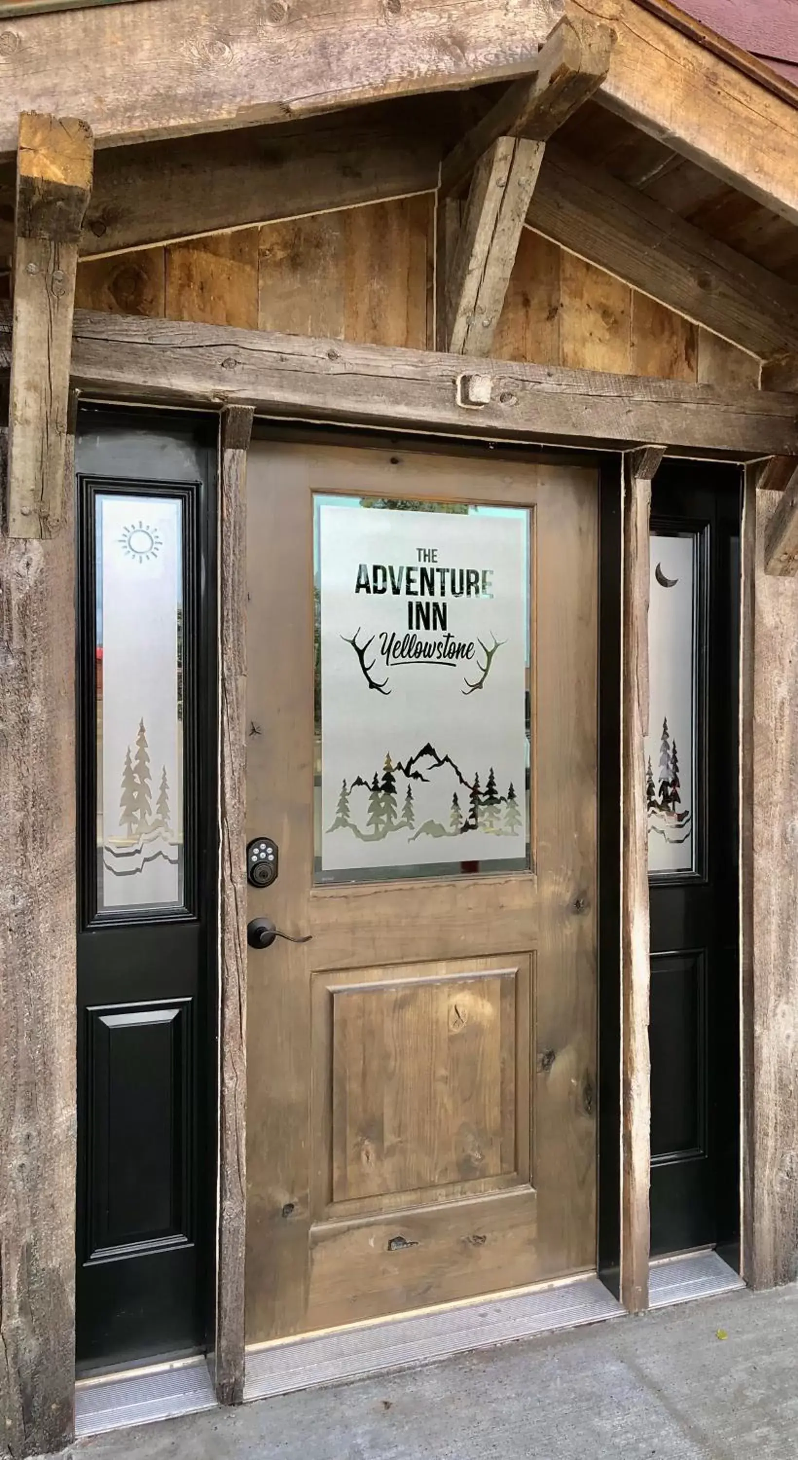 Facade/entrance in The Adventure Inn Yellowstone