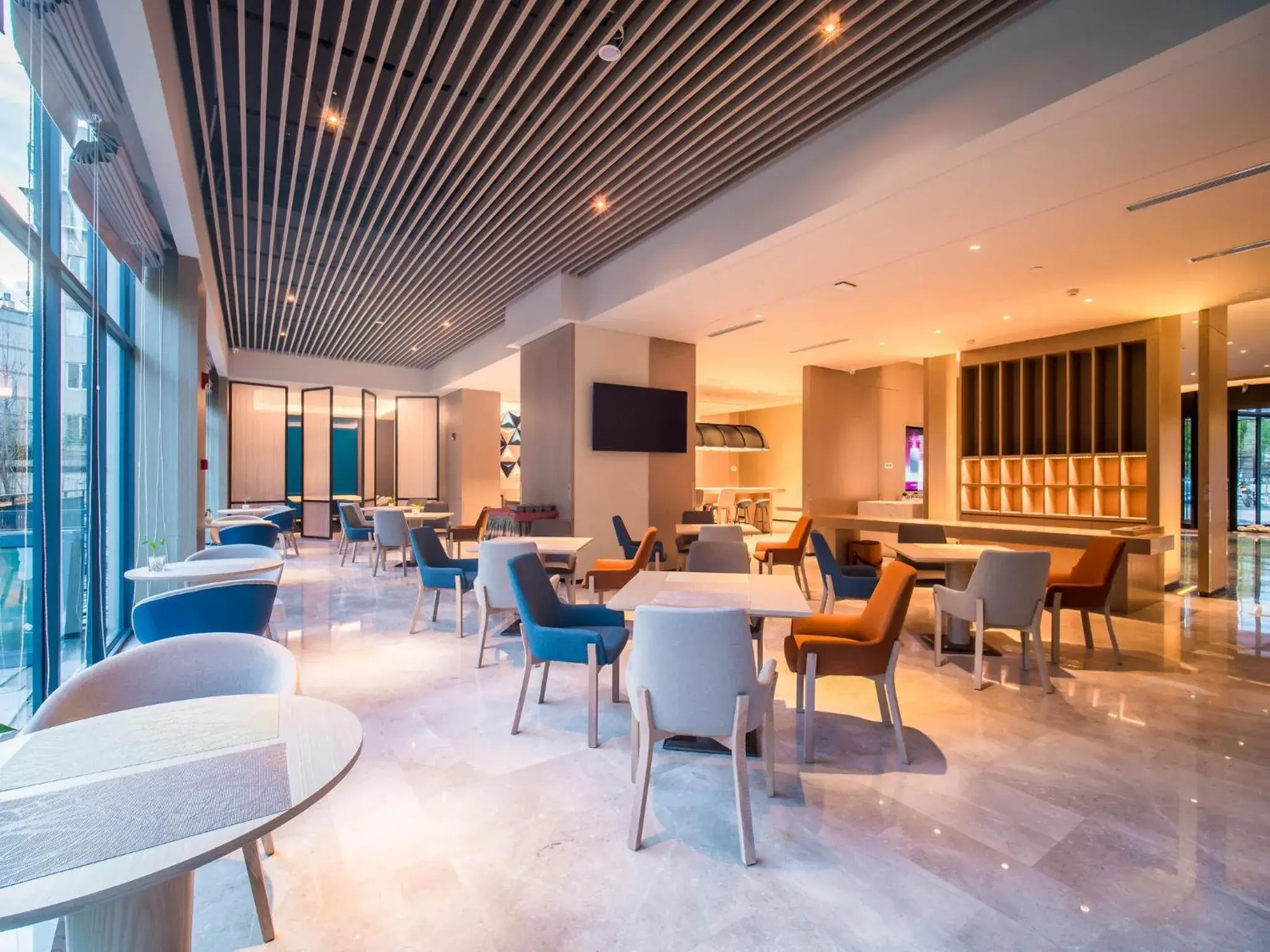 Lounge or bar in Holiday Inn Express Kunming West, an IHG Hotel