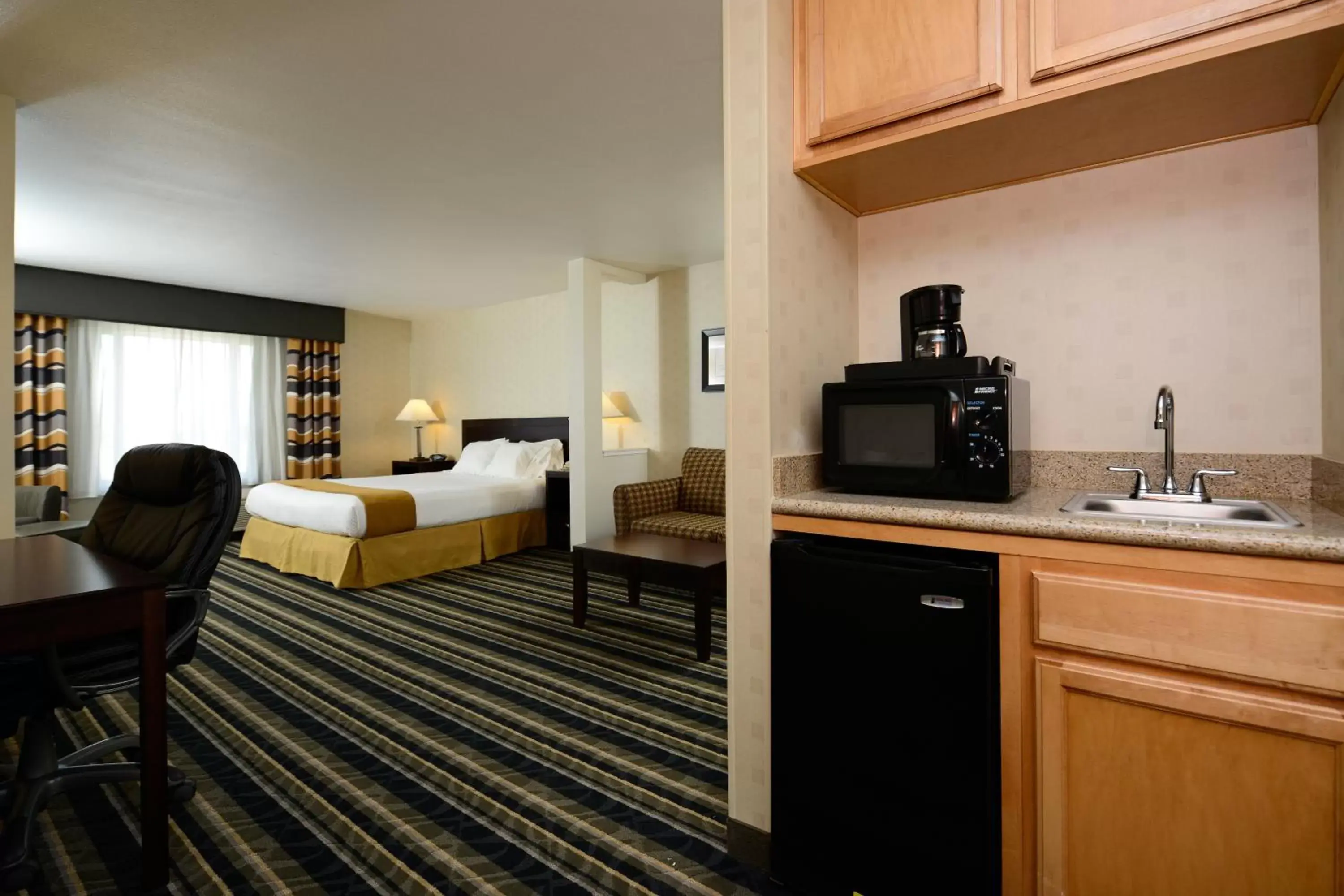 Photo of the whole room, Kitchen/Kitchenette in Holiday Inn Express & Suites Elk Grove West I-5