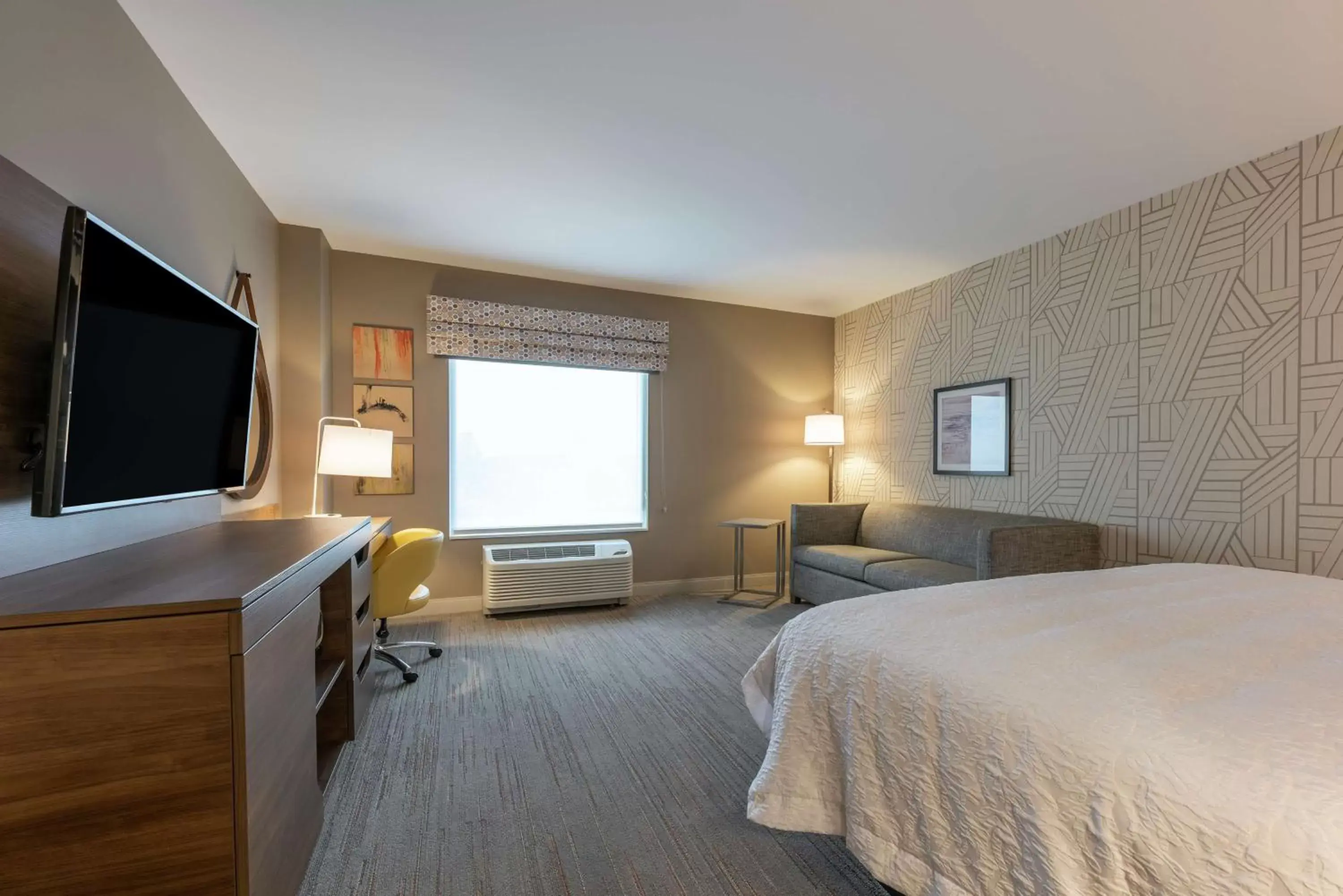 TV and multimedia, Bed in Hampton Inn & Suites Charlottetown TV and multimedia, Bed in Hampton Inn & Suites Charlottetown