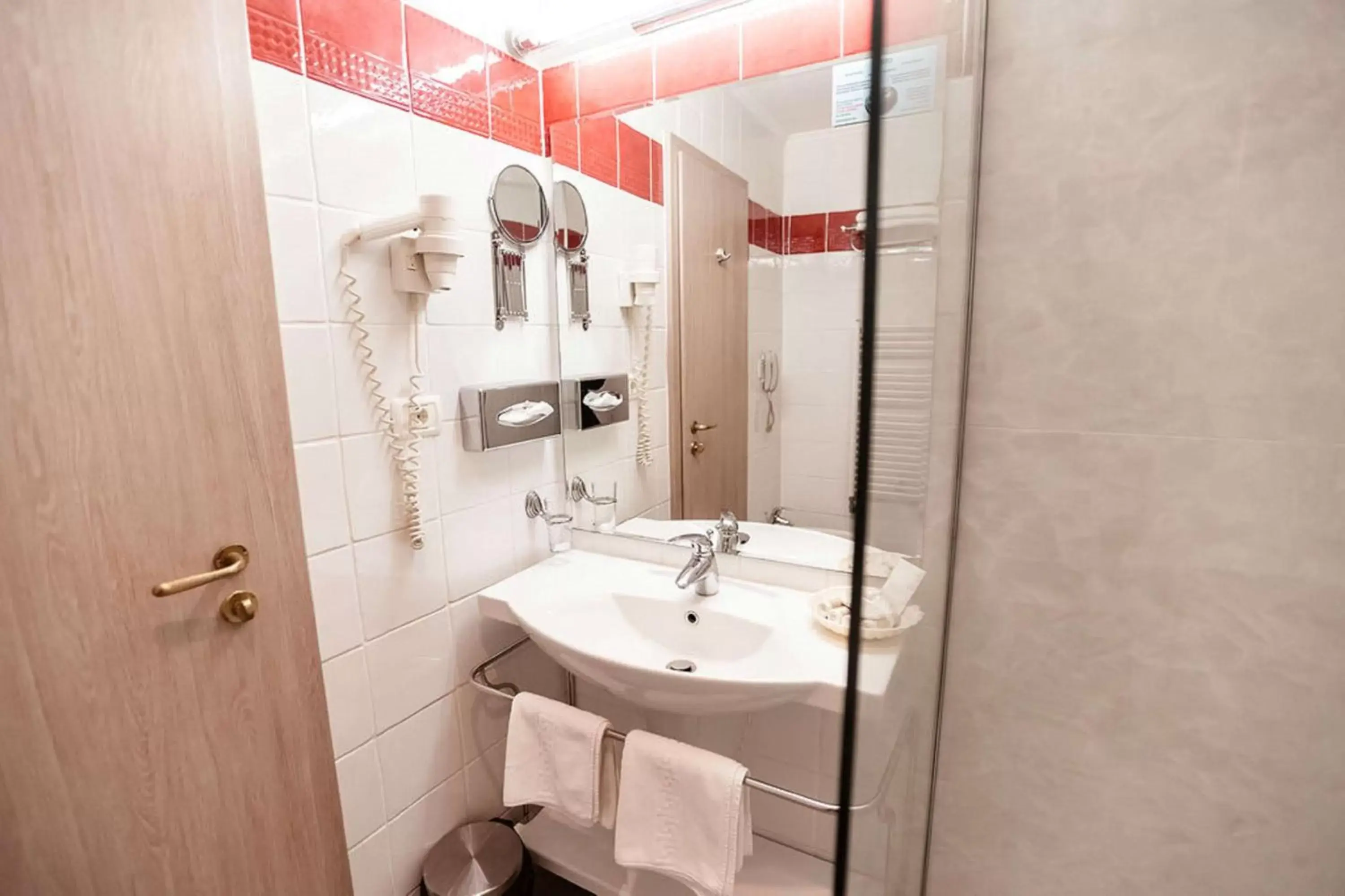 Bathroom in Best Western Plus Lido Hotel Bathroom in Best Western Plus Lido Hotel