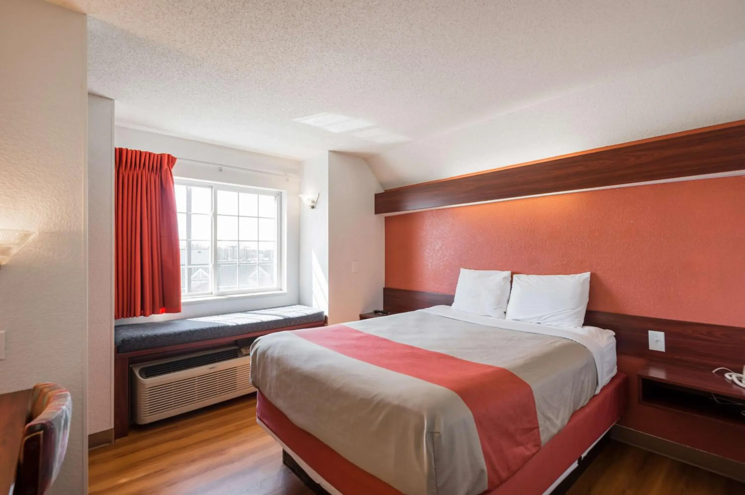 Bedroom, Bed in Motel 6-Olathe, KS