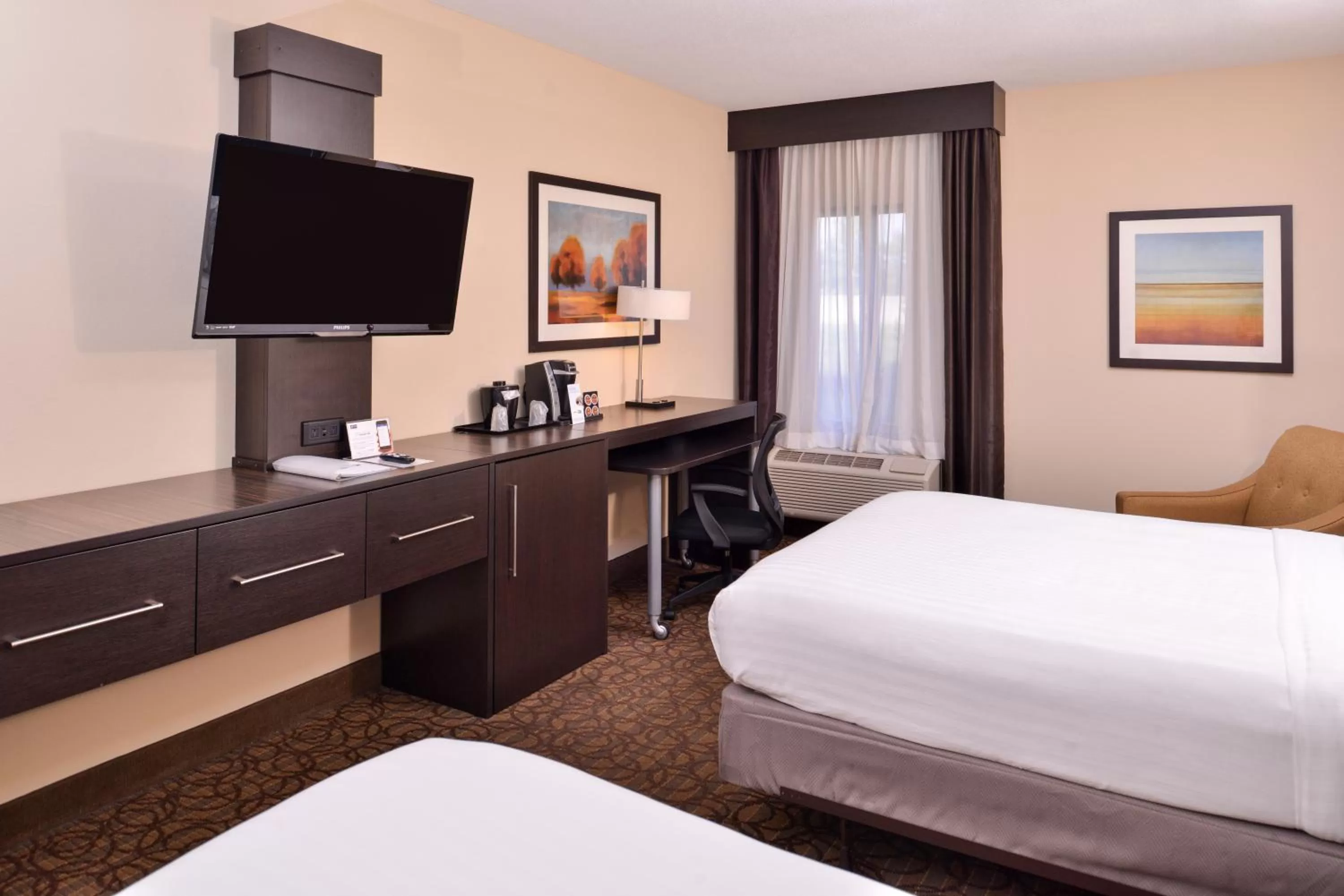 Photo of the whole room, Bed in Holiday Inn Express & Suites Topeka West I-70 Wanamaker by IHG