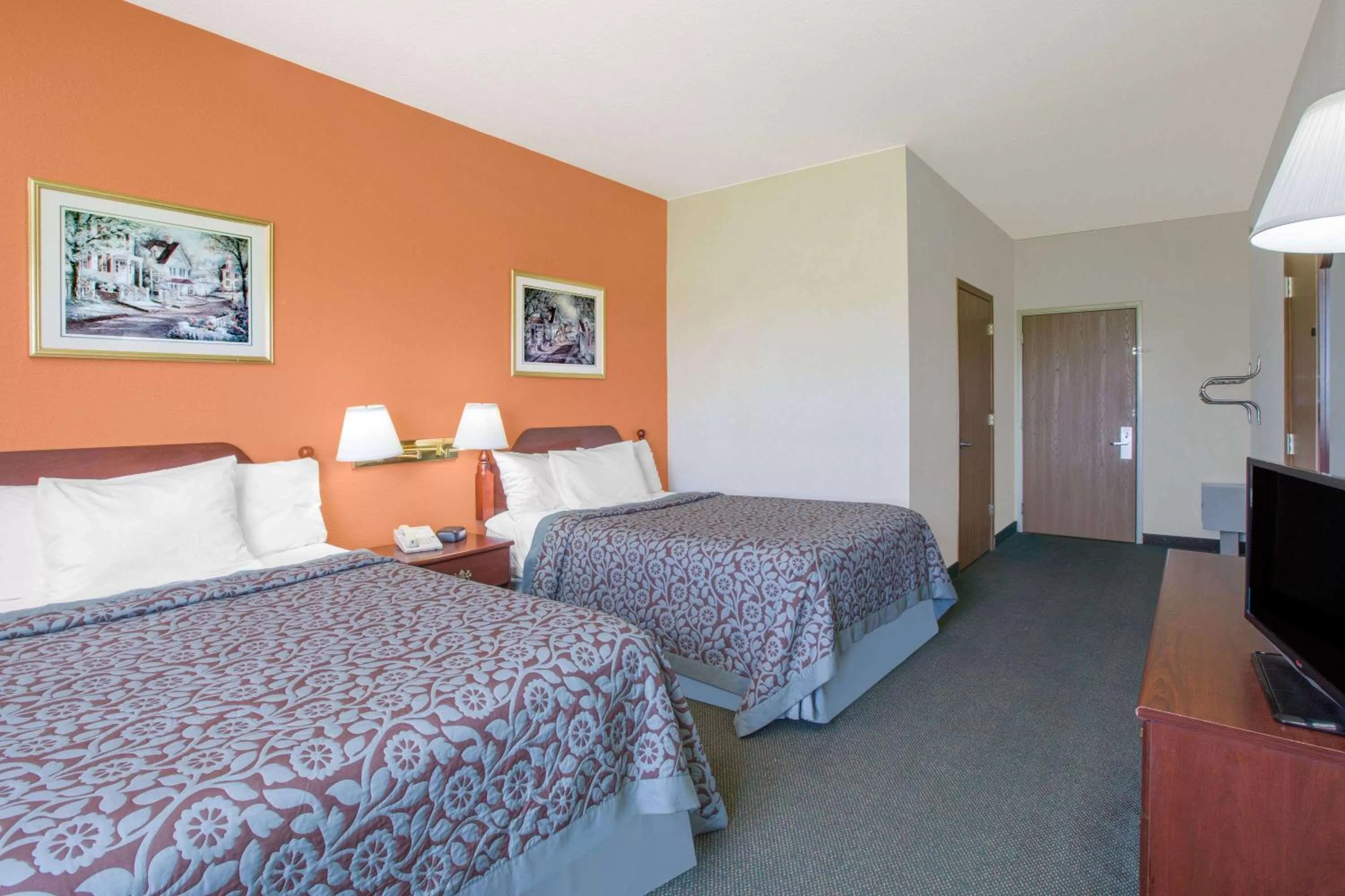 Photo of the whole room, Bed in Days Inn by Wyndham Butler