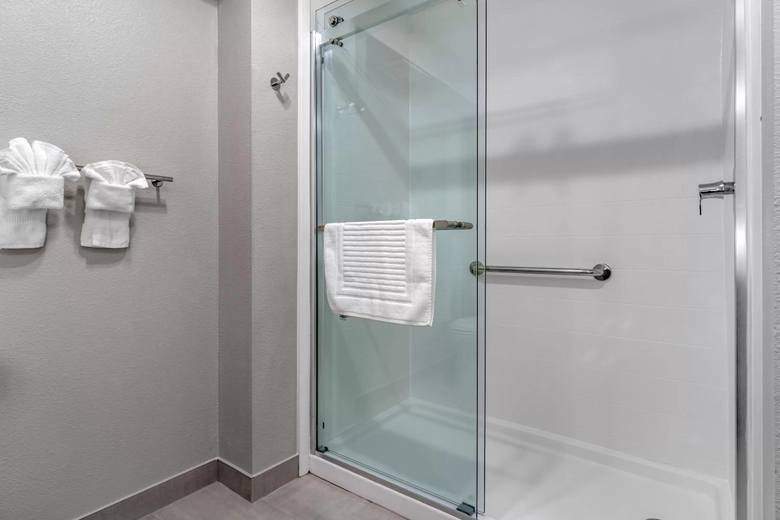 Shower in Comfort Inn & Suites Pacific - Auburn