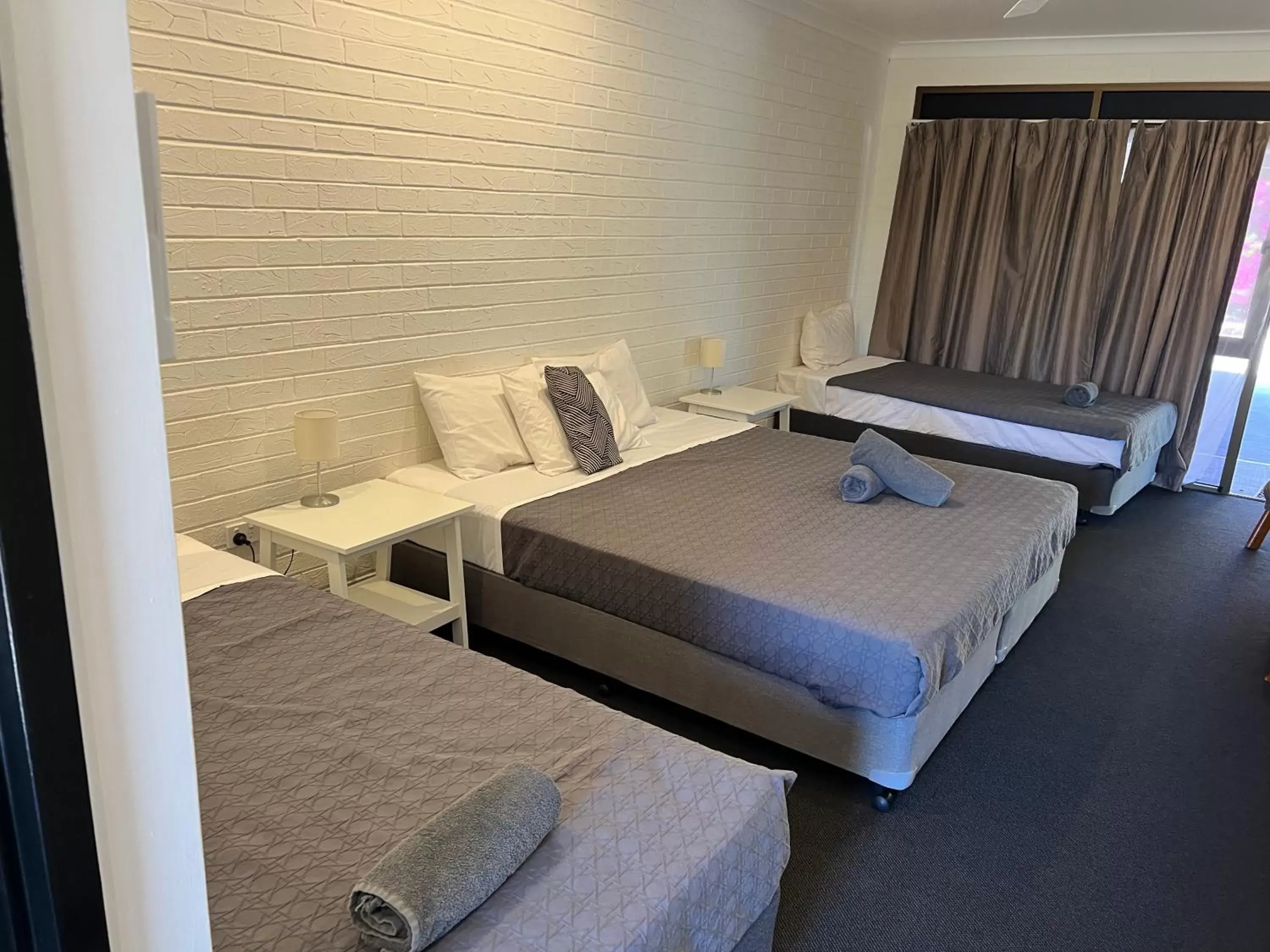 Bed in Albert Park Motor Inn-KING BED IN EVERY ROOM-RENOVATED 2022