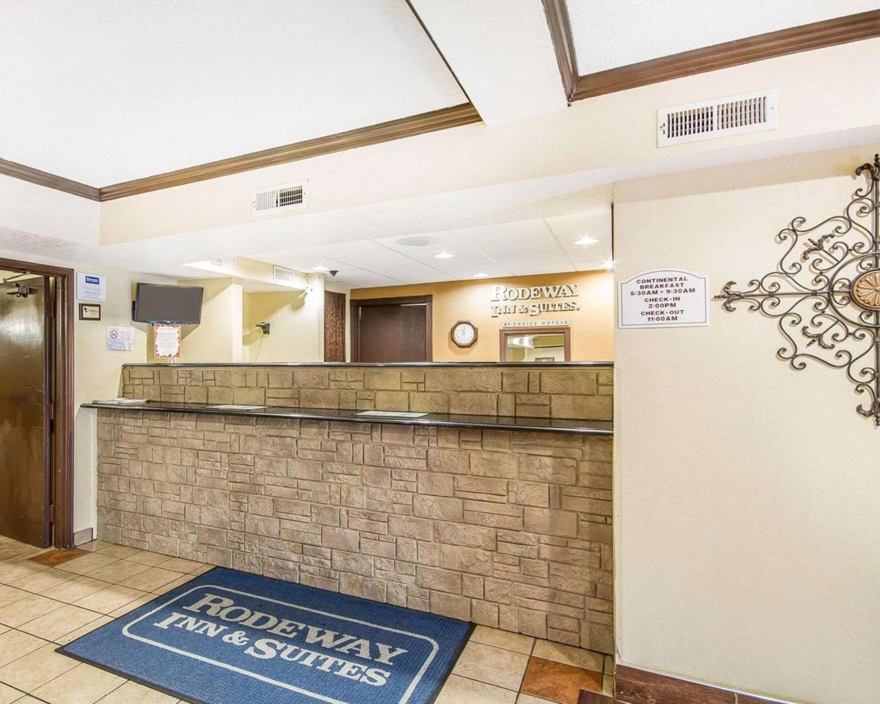 Lobby or reception in Rodeway Inn & Suites Madison East
