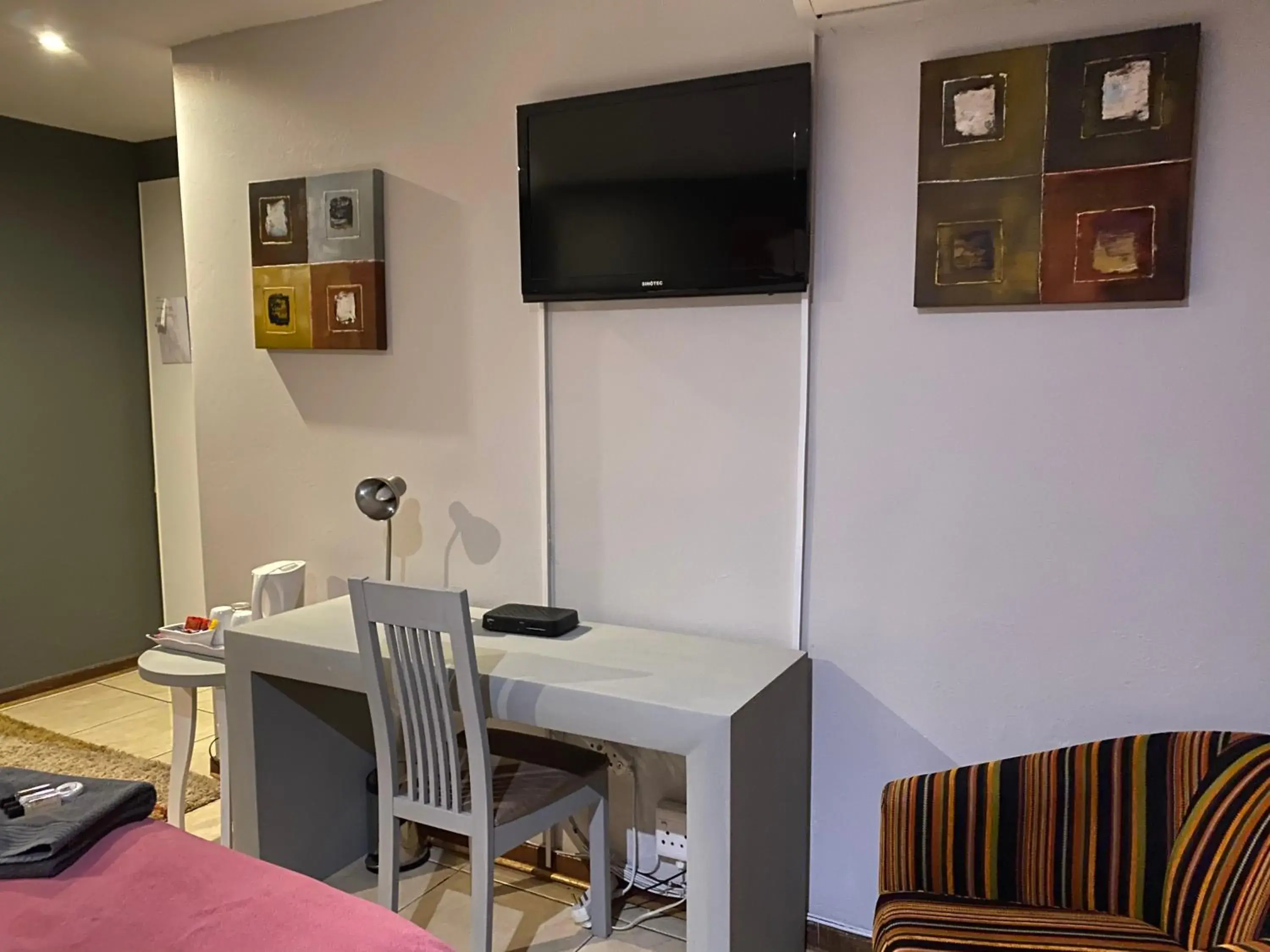 TV and multimedia, Dining Area in Marion Lodge