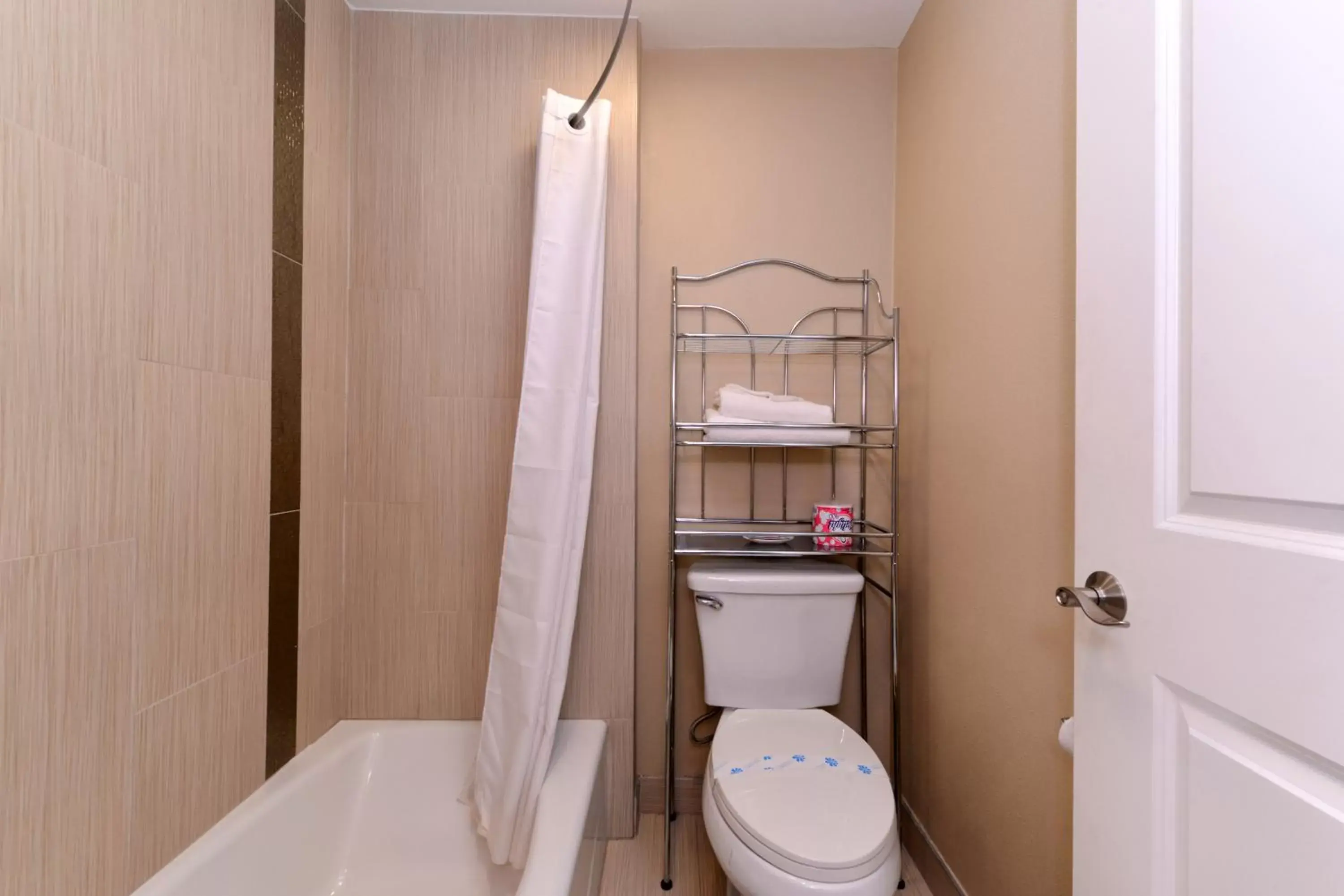 Toilet, Bathroom in Highlander Motel