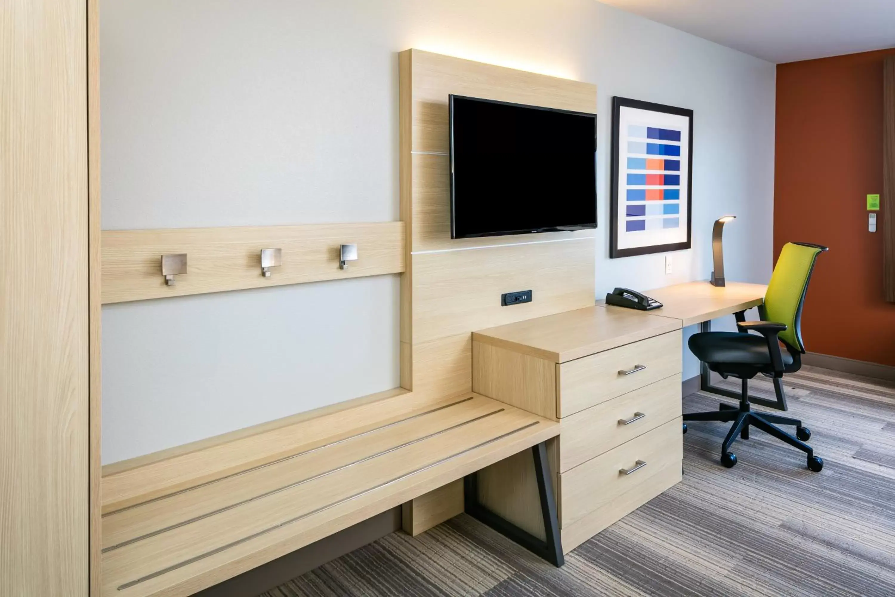 Photo of the whole room, TV/Entertainment Center in Holiday Inn Express & Suites - Bend South, an IHG Hotel