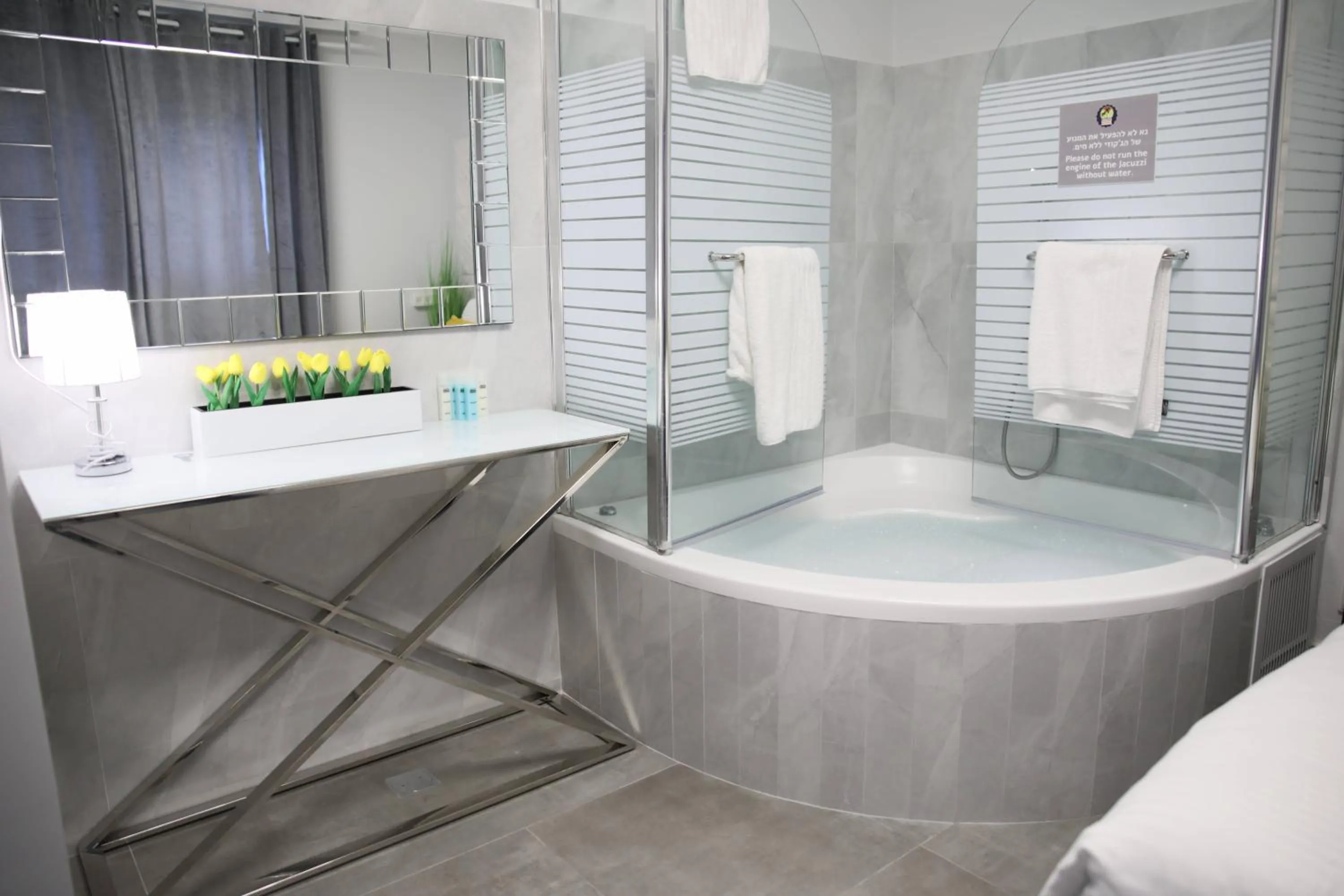 Hot Tub in Miami Beach Hotel Tel Aviv